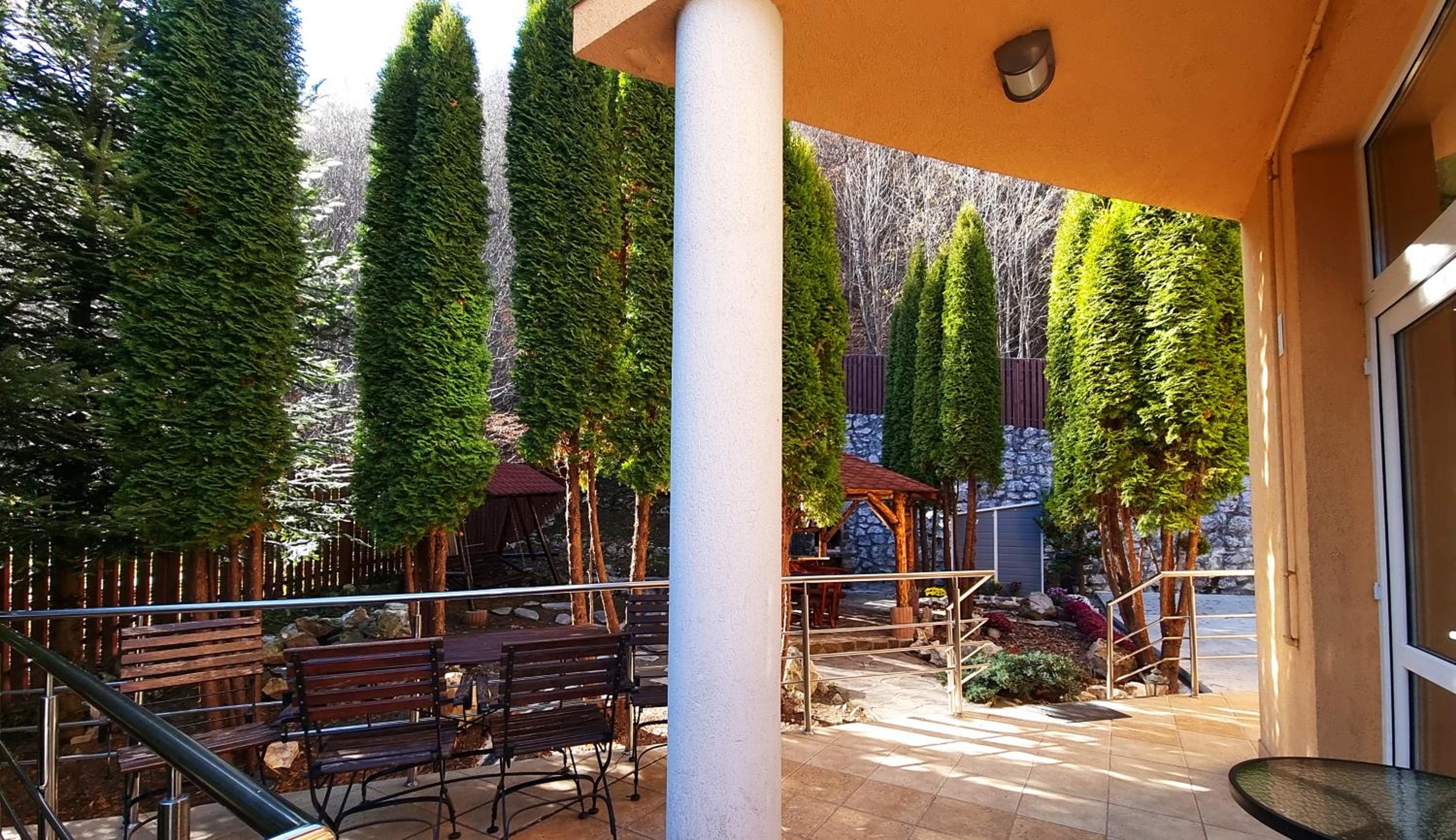 Marble Villa: Luxury estate - central but intimate view 5