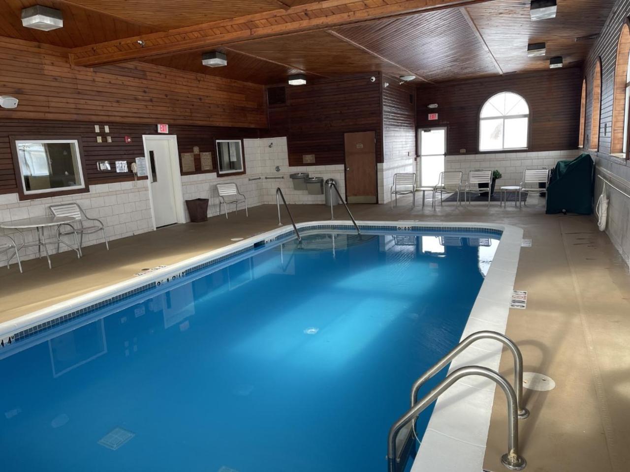 Galesburg Vacations - Baymont by Wyndham Galesburg - Property Image 3