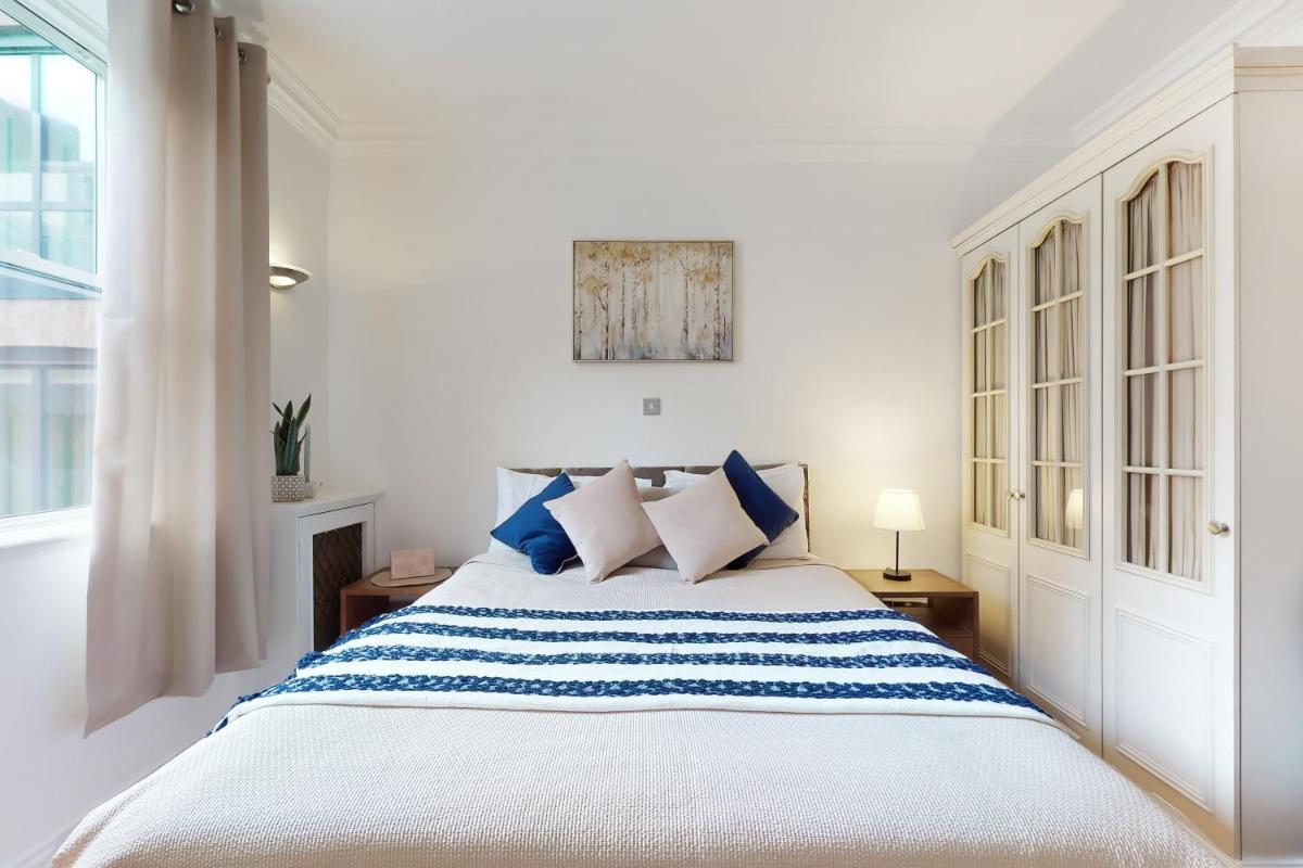 Stay in bond street