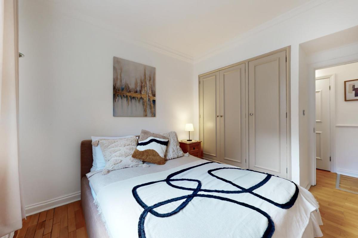 Stay in bond street