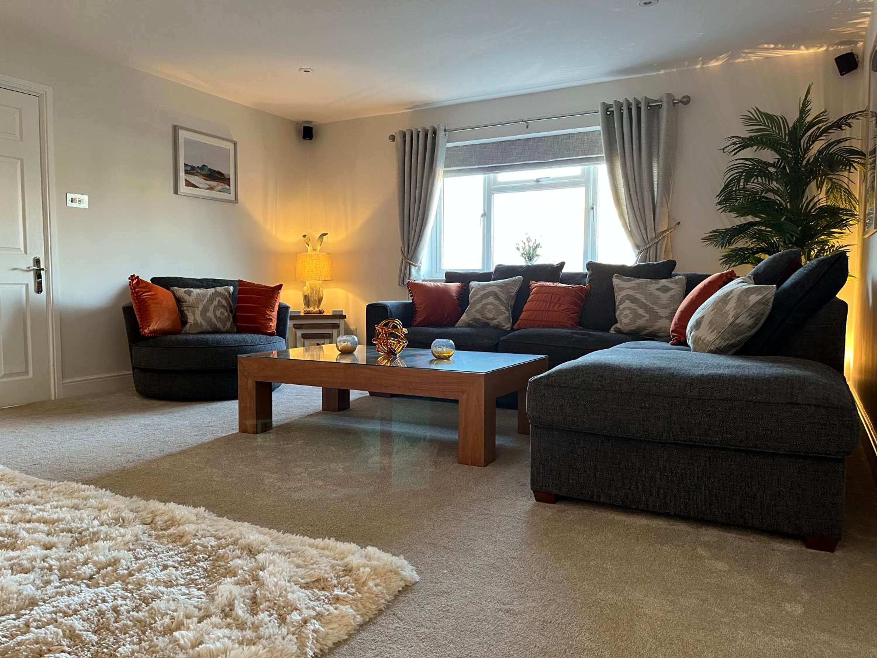 Luxurious 4 bedroom home in the heart of the Cotswolds with Hot Tub!