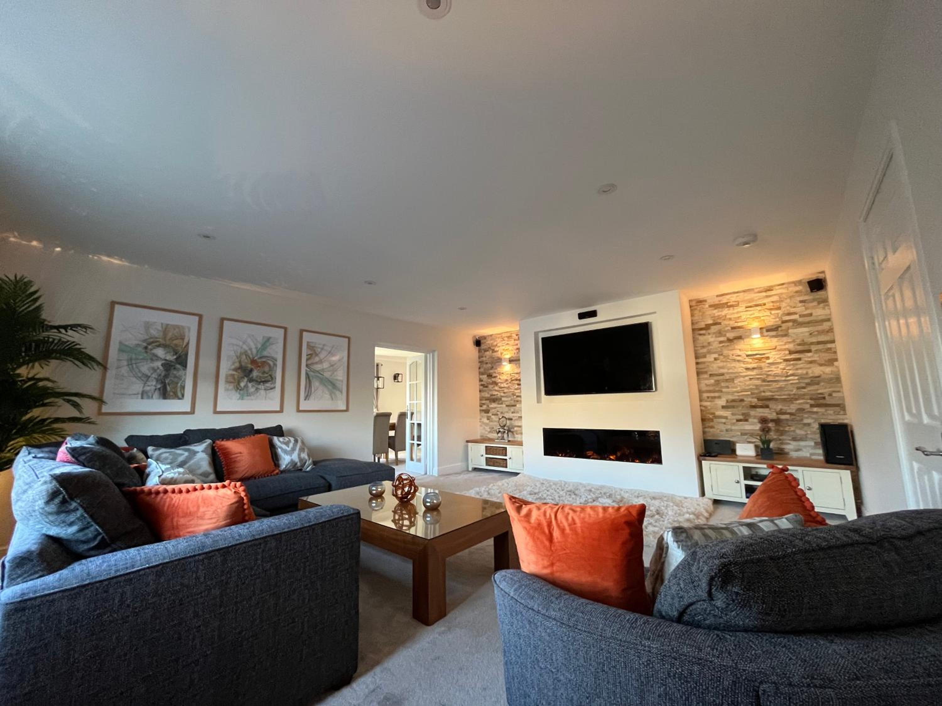 Luxurious 4 bedroom home in the heart of the Cotswolds with Hot Tub!