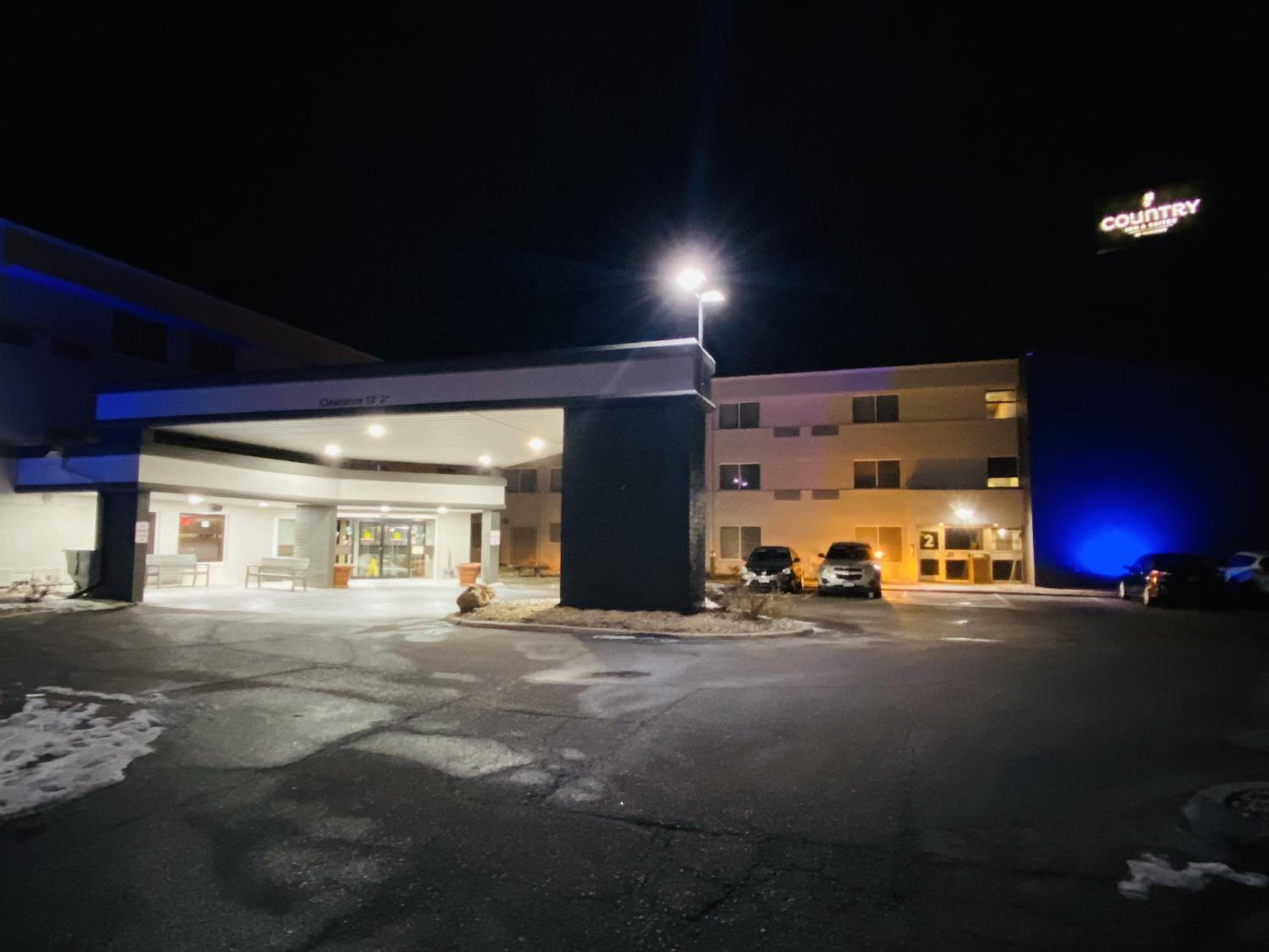 Hotel Country Inn & Suites by Radisson, Lincoln Airport, NE - Image 1