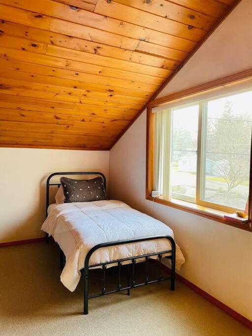 Unforgettable 4 bedroom 3 bath waterfront cabin view 3