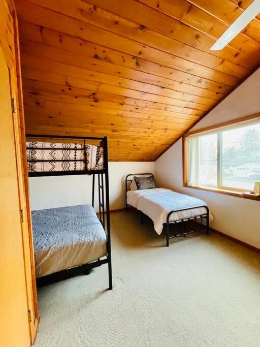 Unforgettable 4 bedroom 3 bath waterfront cabin view 4