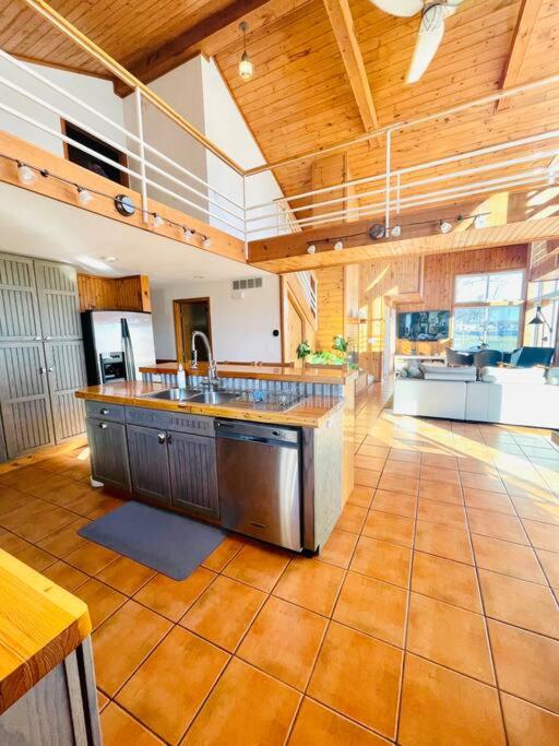 Unforgettable 4 bedroom 3 bath waterfront cabin view 5