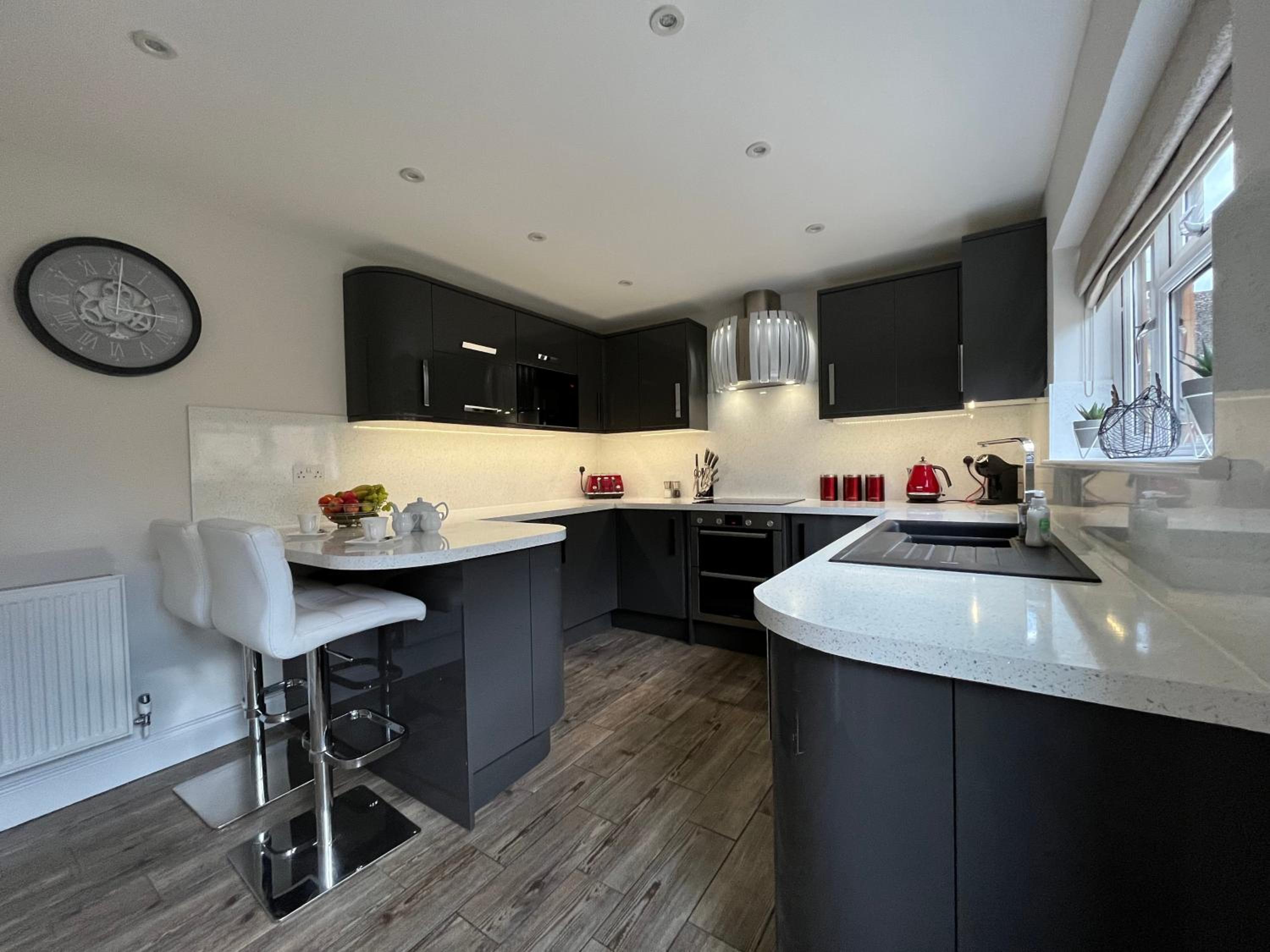 Luxurious 4 bedroom home in the heart of the Cotswolds with Hot Tub!