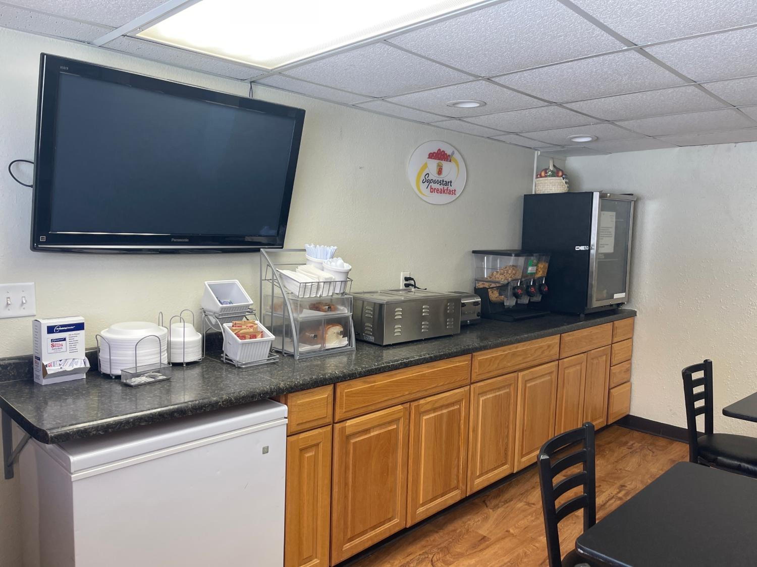 Bismarck Vacations - Super 8 by Wyndham Bismarck - Property Image 4