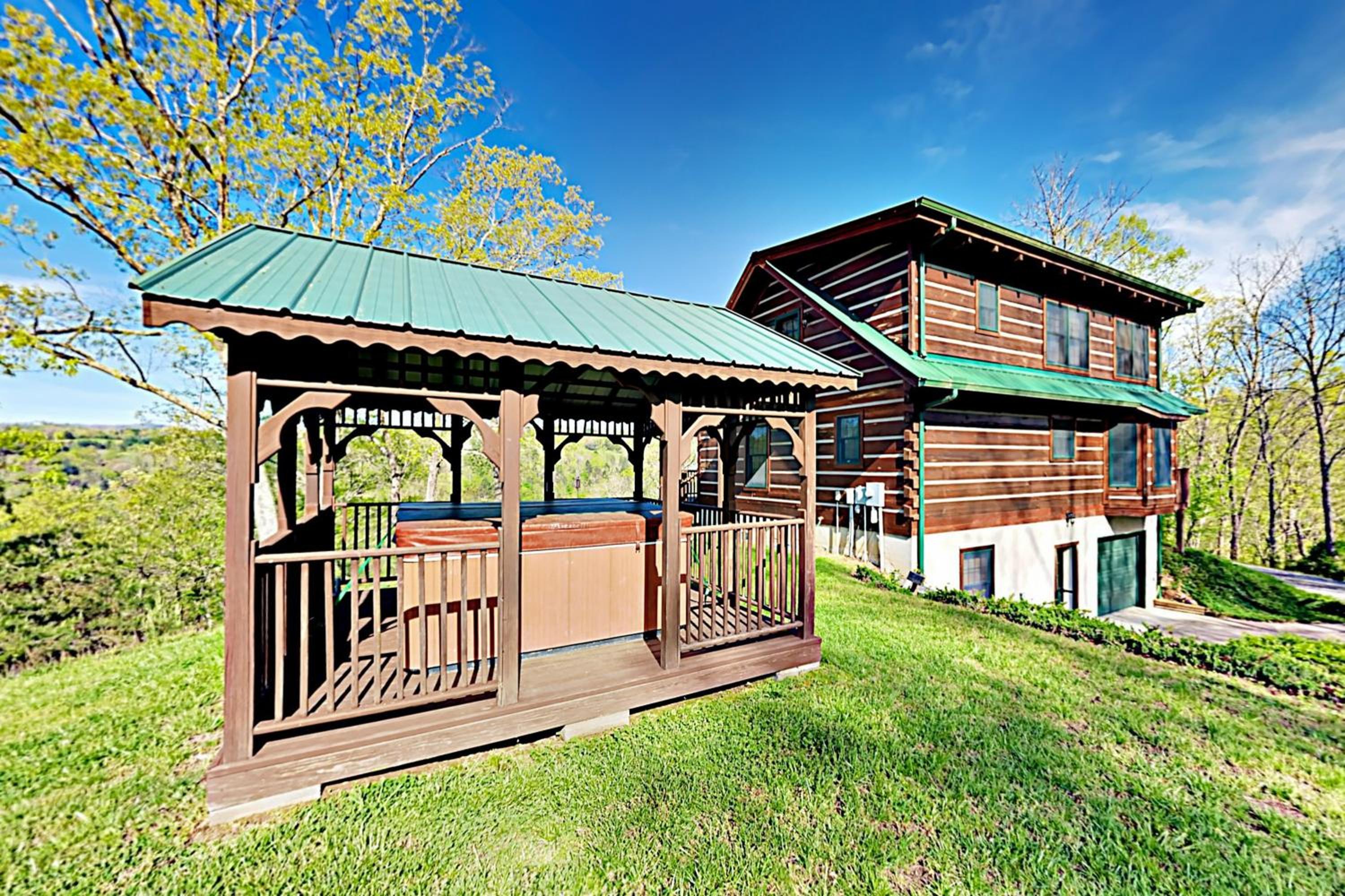 3BR Water View, Hot Tub, Fireplace and Balcony
