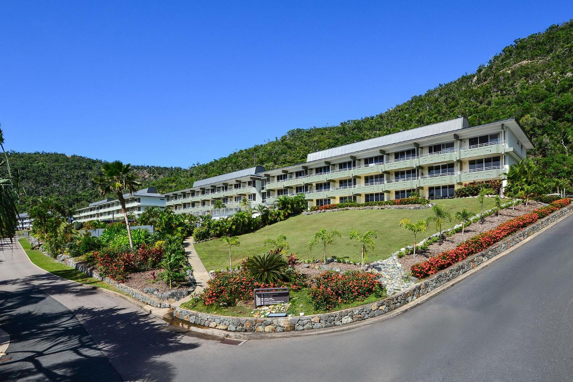 Hotel Lagoon Beachfront Lodge 005 On Hamilton Island By Hamorent