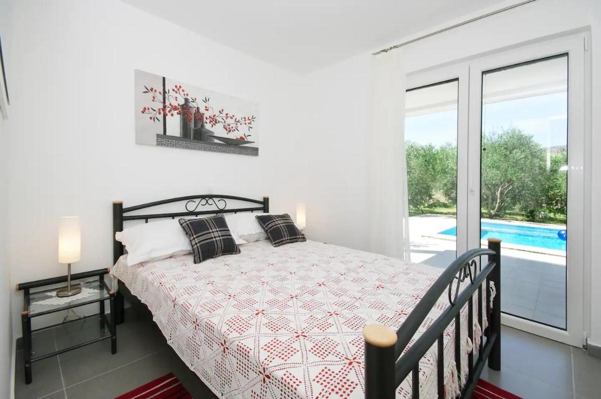 Villa Viki - with heated pool view 5