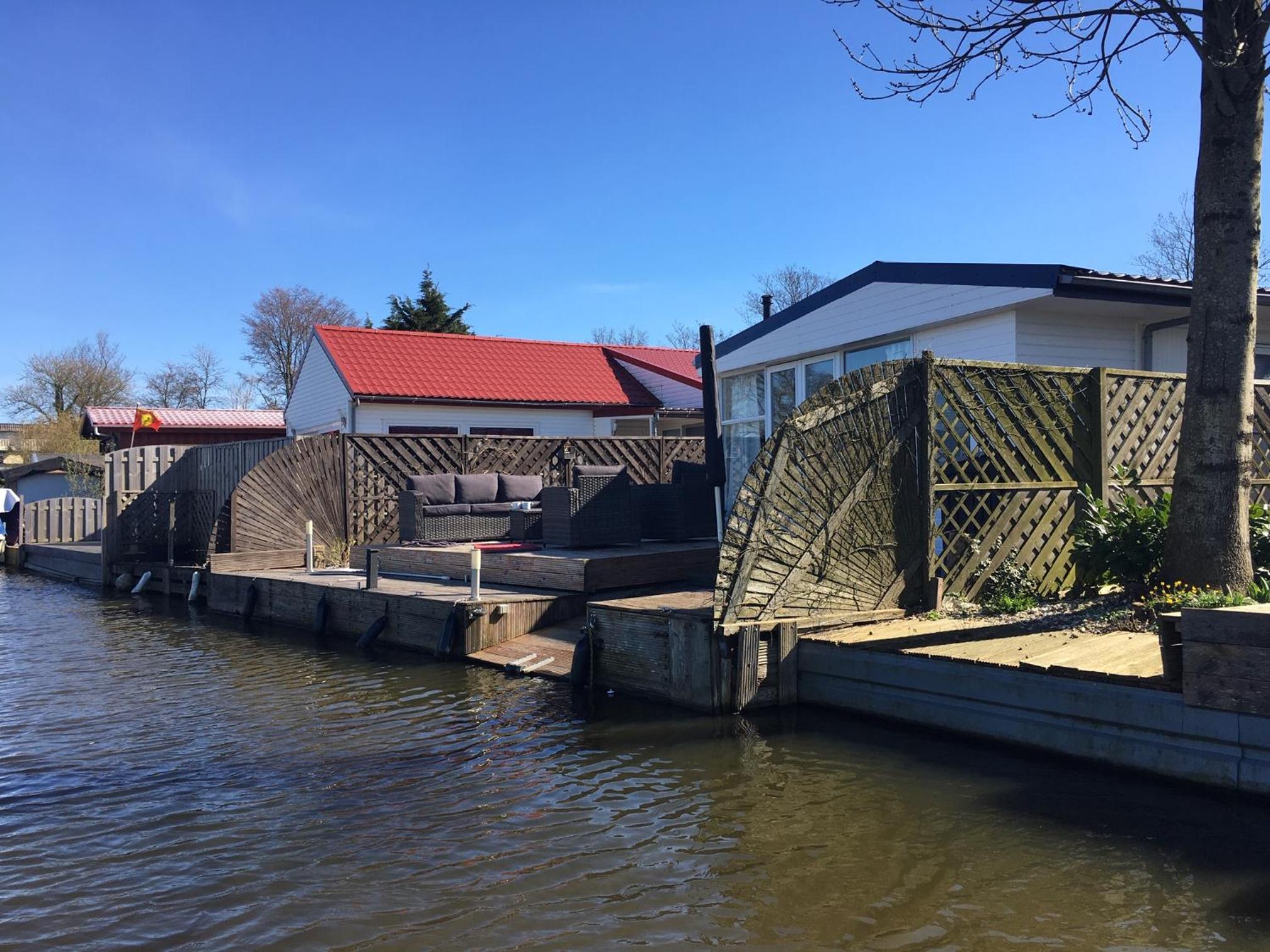 Holzhaus St.Pauli mit Steg und Wasseblick view 4
