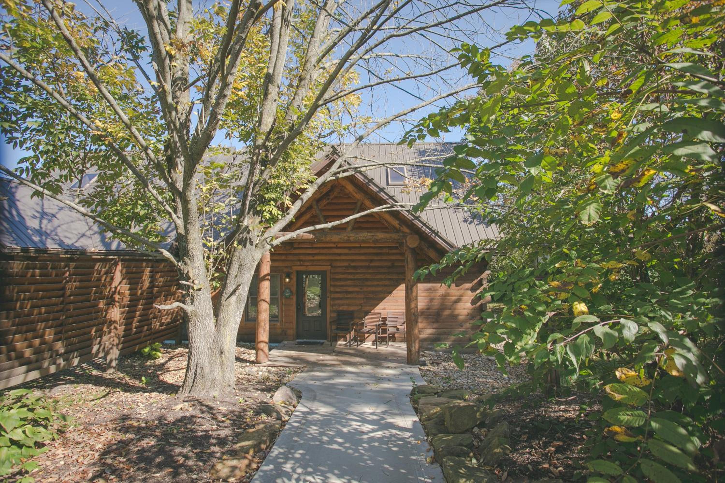 Blue Jays Nest Cabin by Amish Country Lodging