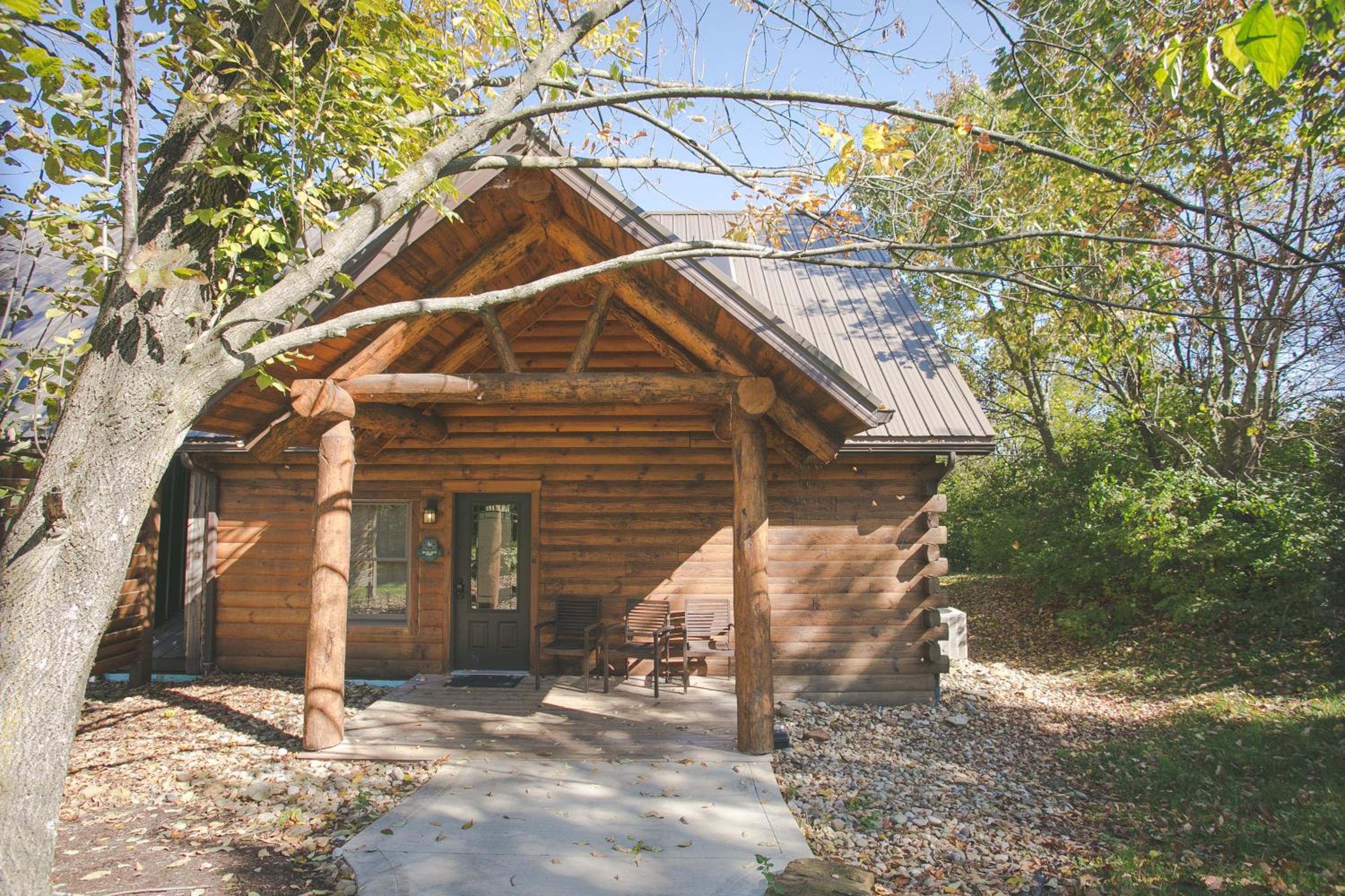 Blue Jays Nest Cabin by Amish Country Lodging