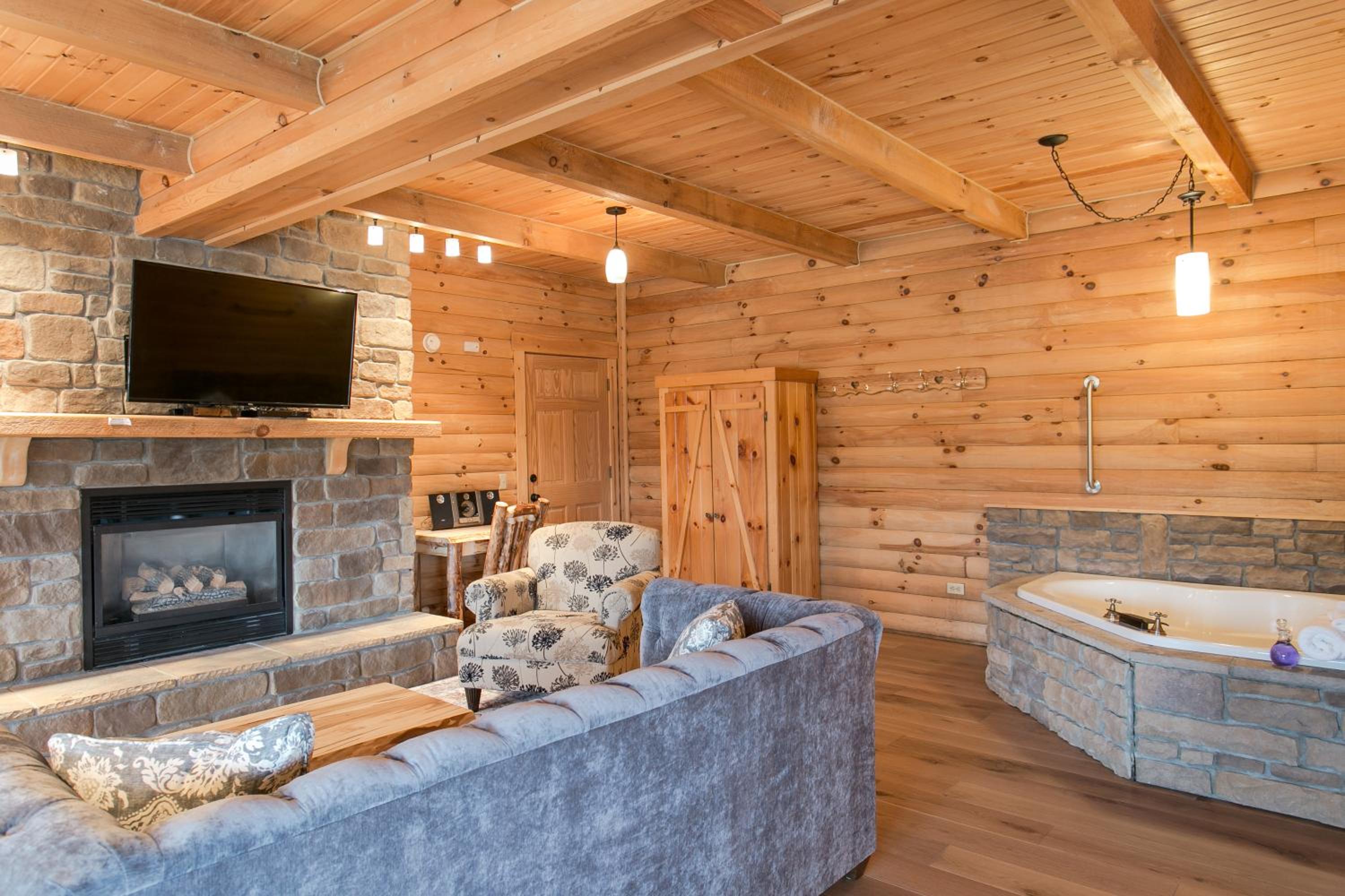 Coblentz Country Lodge by Amish Country Lodging view 3
