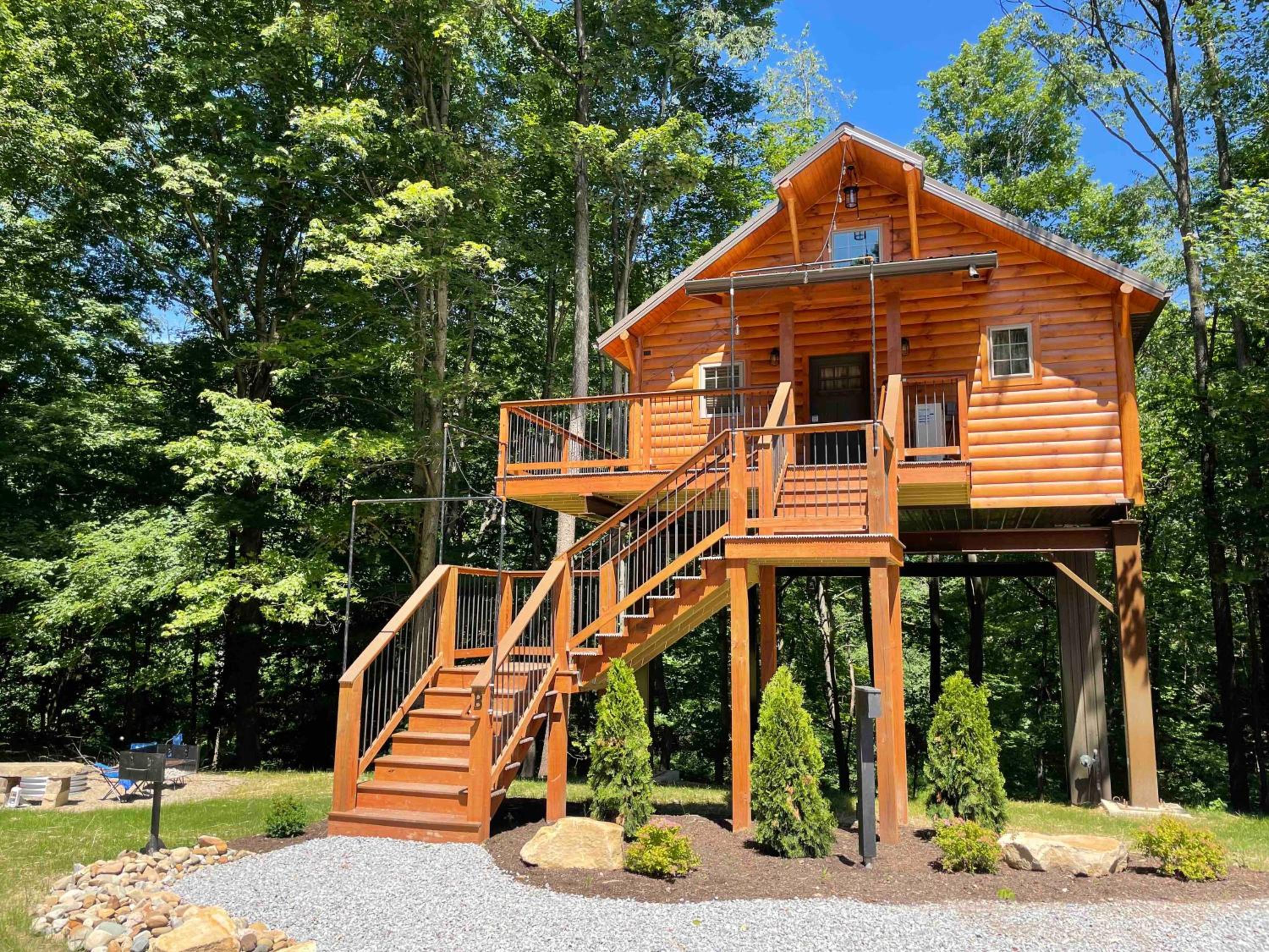 Cricket Hill Treehouse B by Amish Country Lodging view 4
