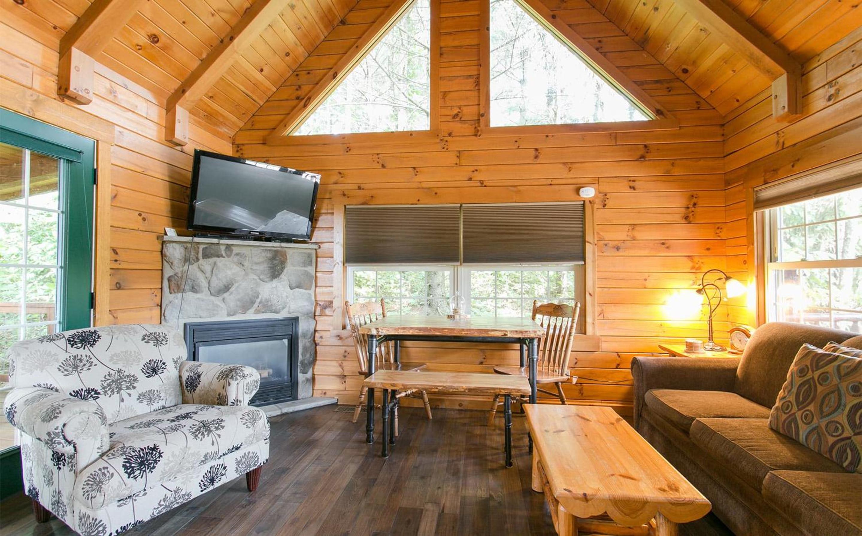 Evergreen Cabin by Amish Country Lodging view 3