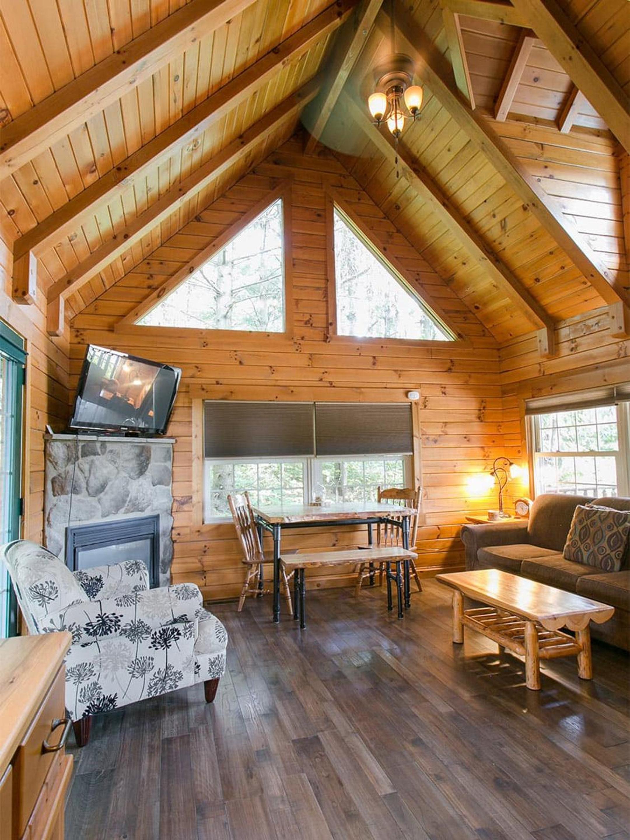 Evergreen Cabin by Amish Country Lodging view 5