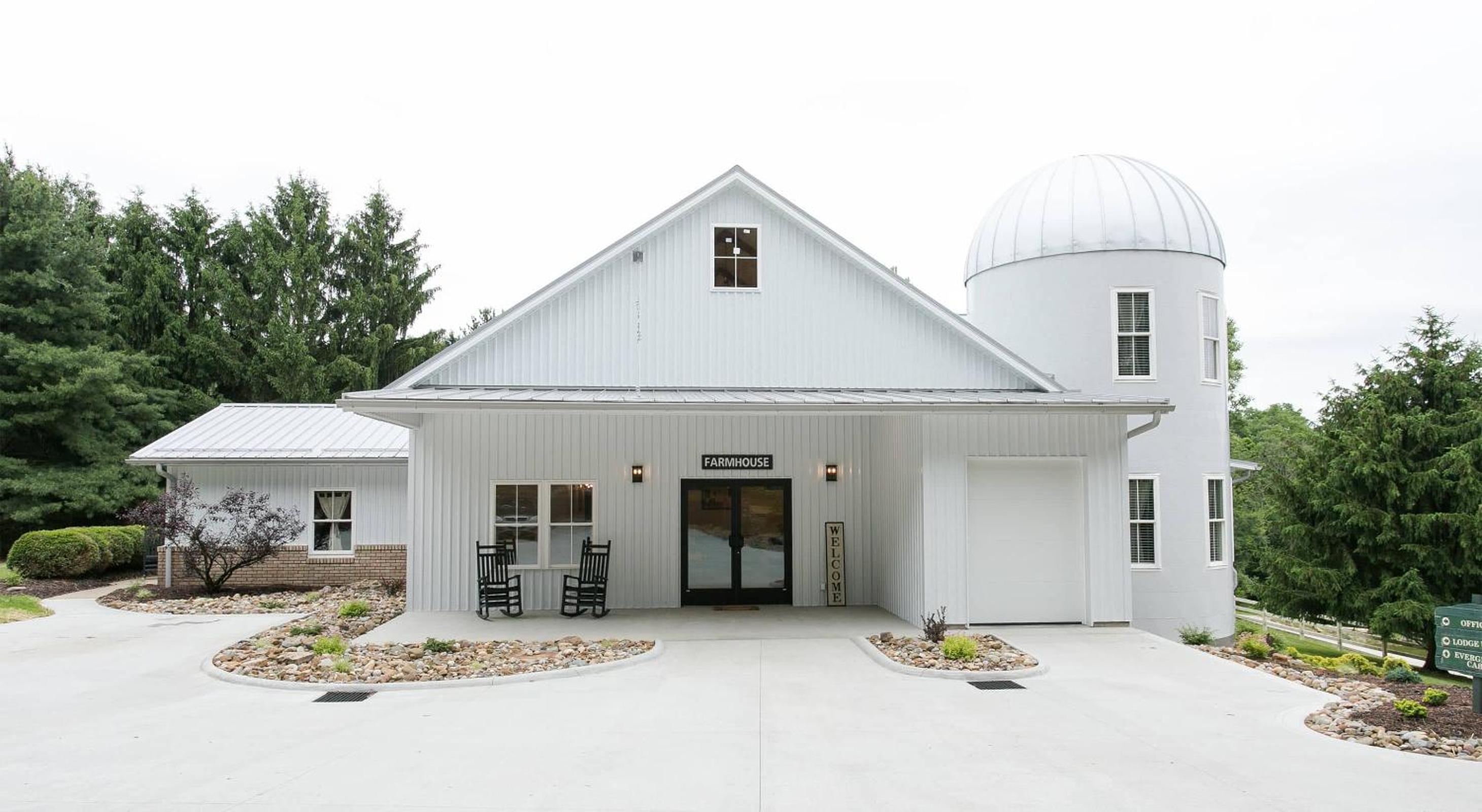 Farmhouse Suites by Amish Country Lodging view 2