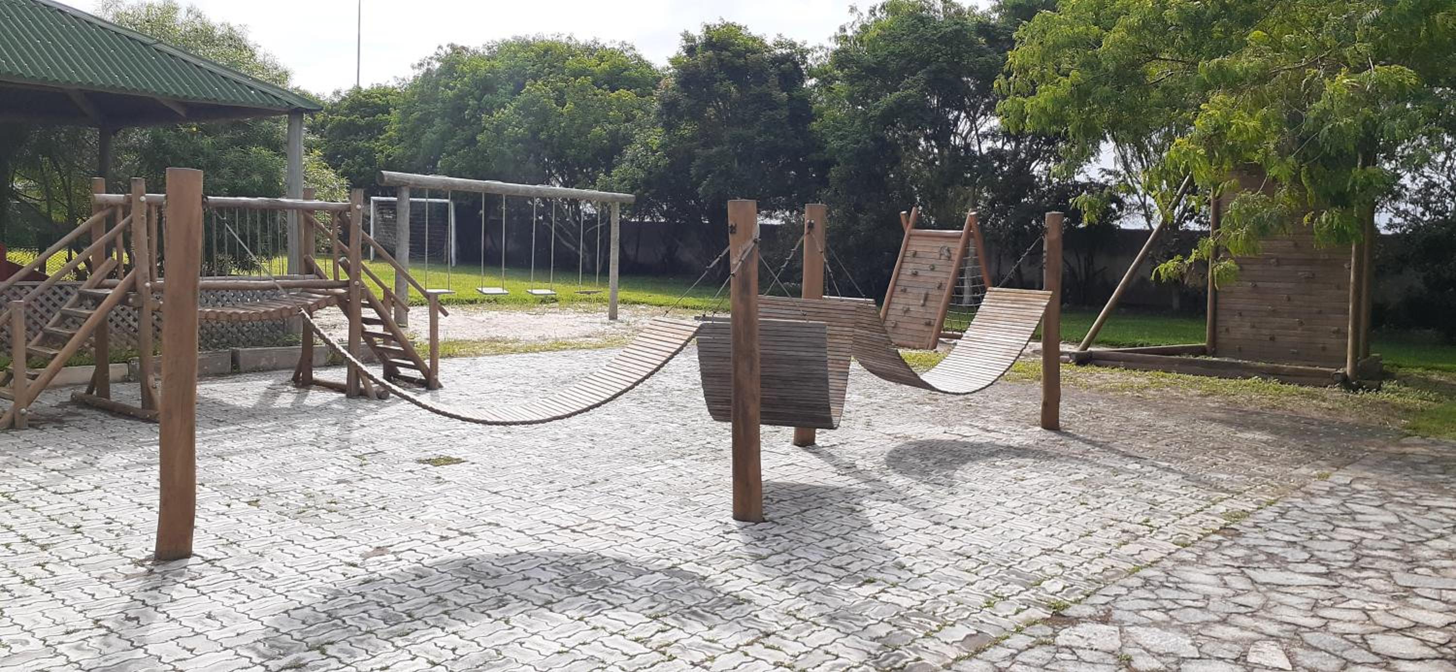 Casa praiana em condominio com lazer