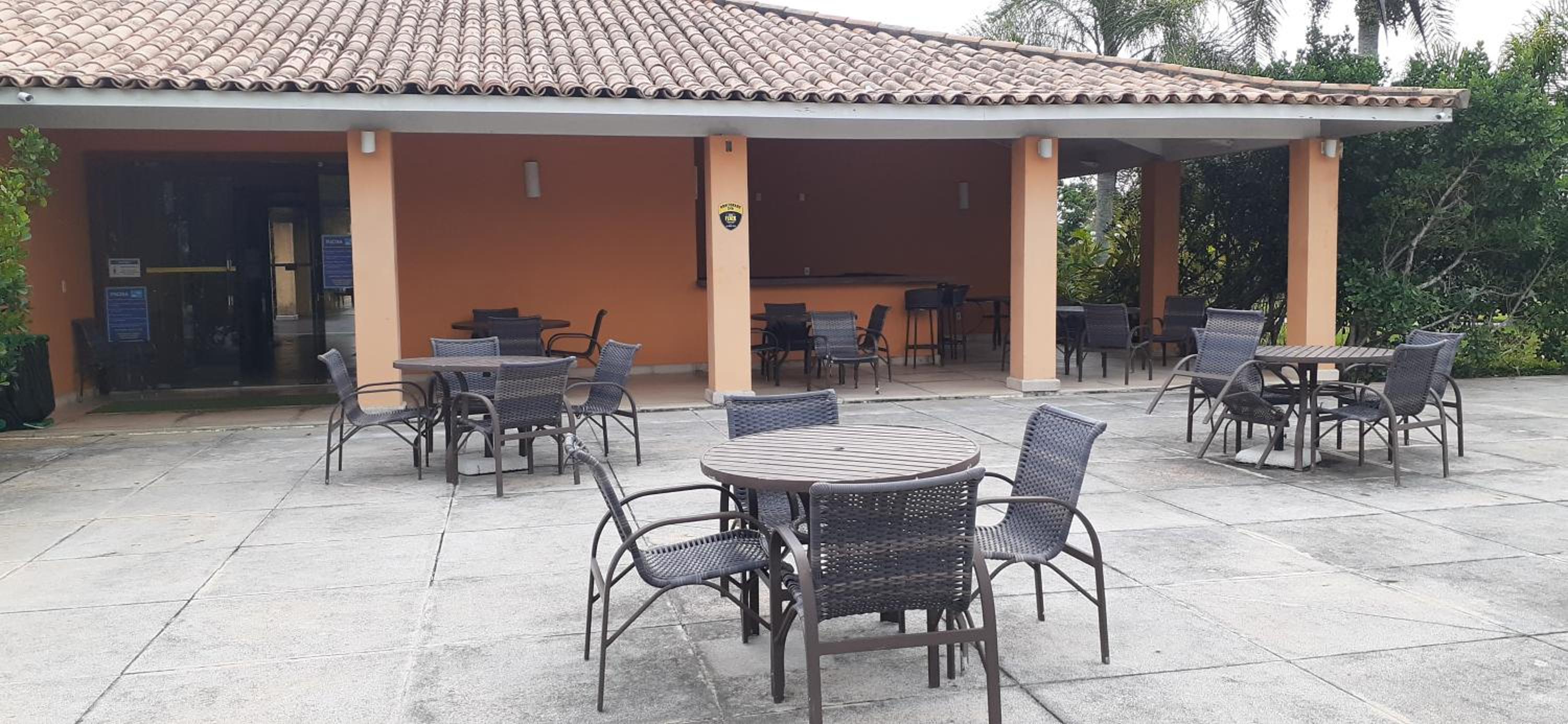 Casa praiana em condominio com lazer