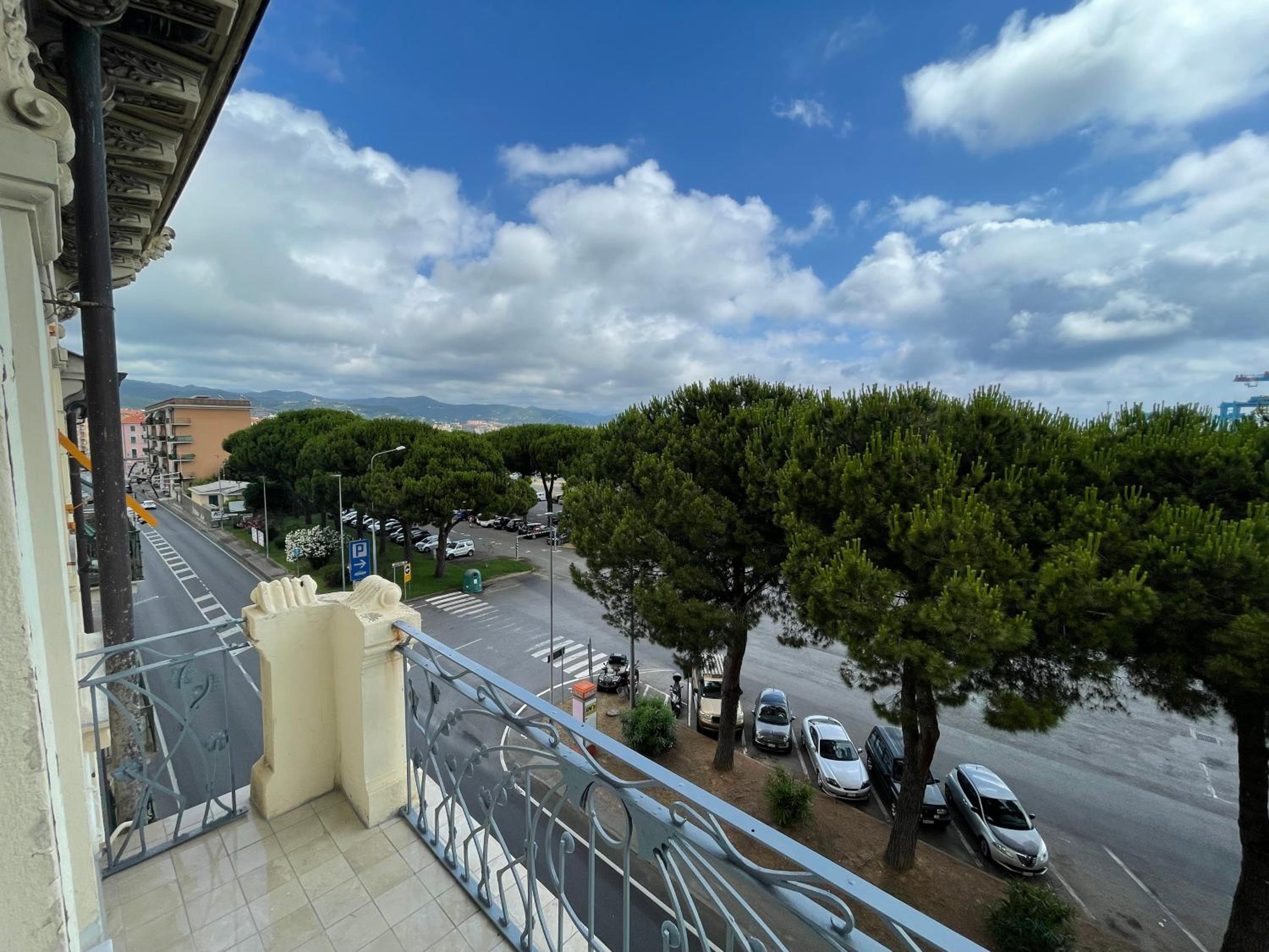 Summer en Vado Ligure — balance & terrace