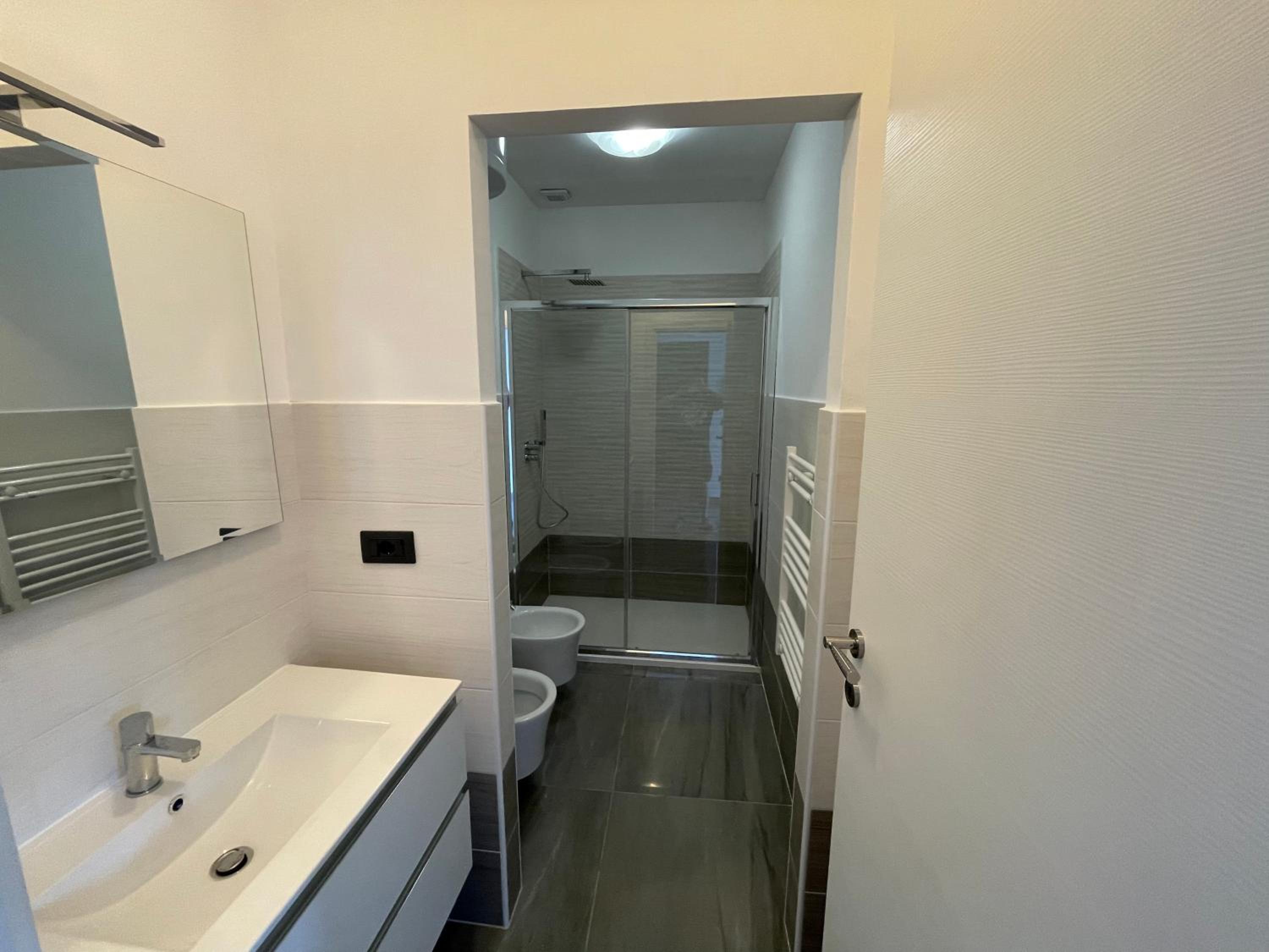 Summer en Vado Ligure — bathroom