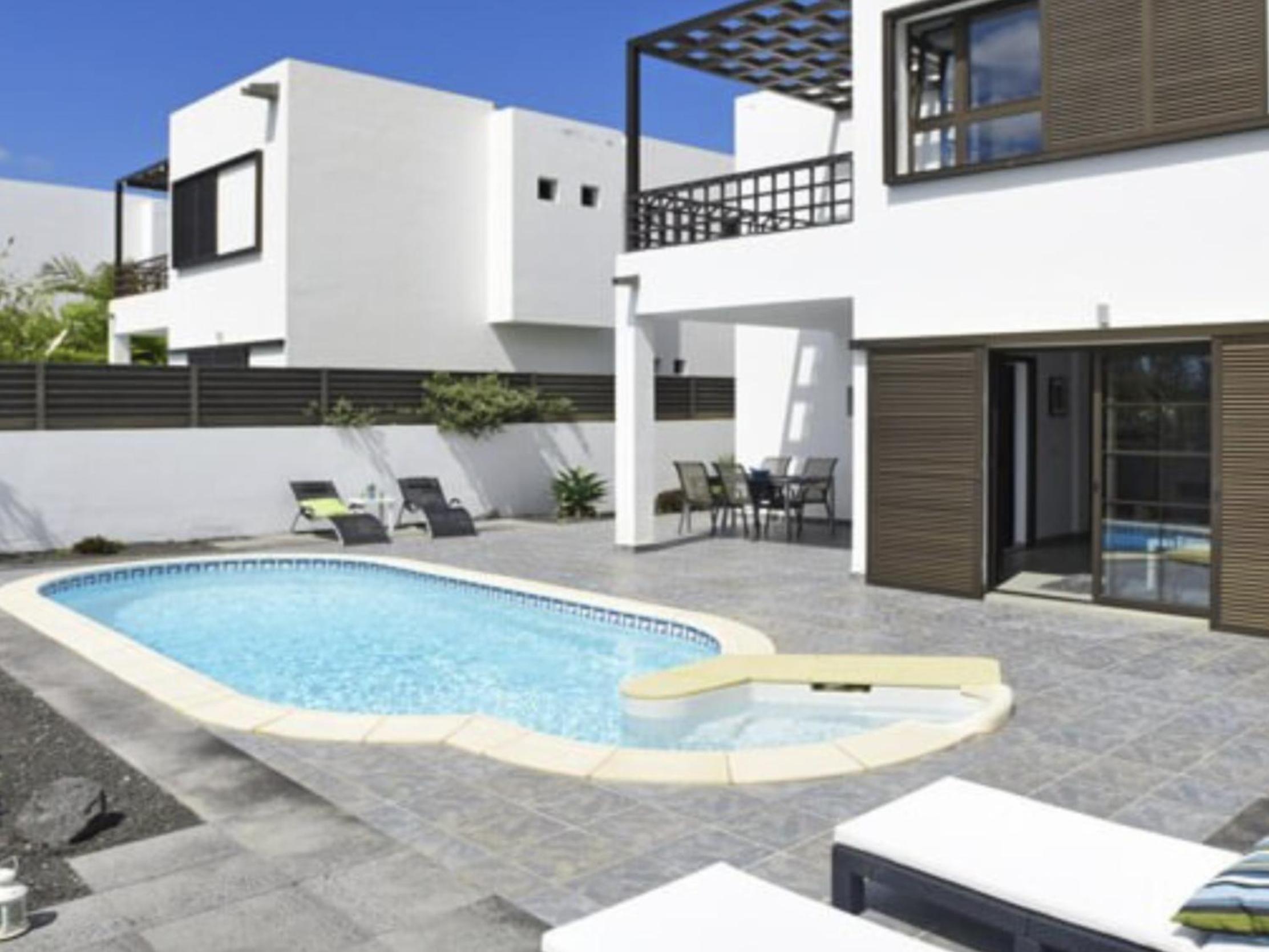 Modern villa with sea views view 4