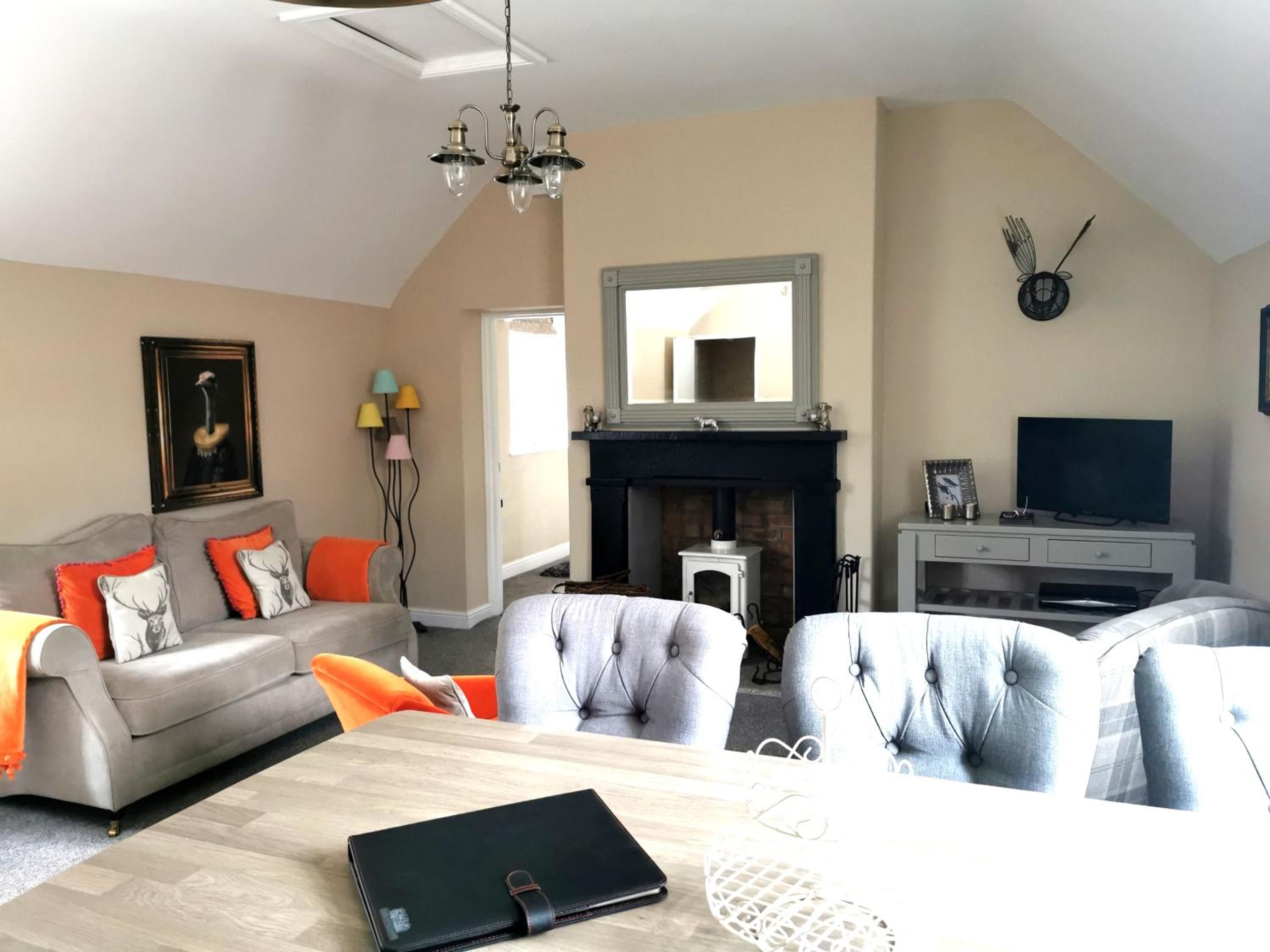 The Courtyard Apartment at Cefn Tilla Court, Usk view 4