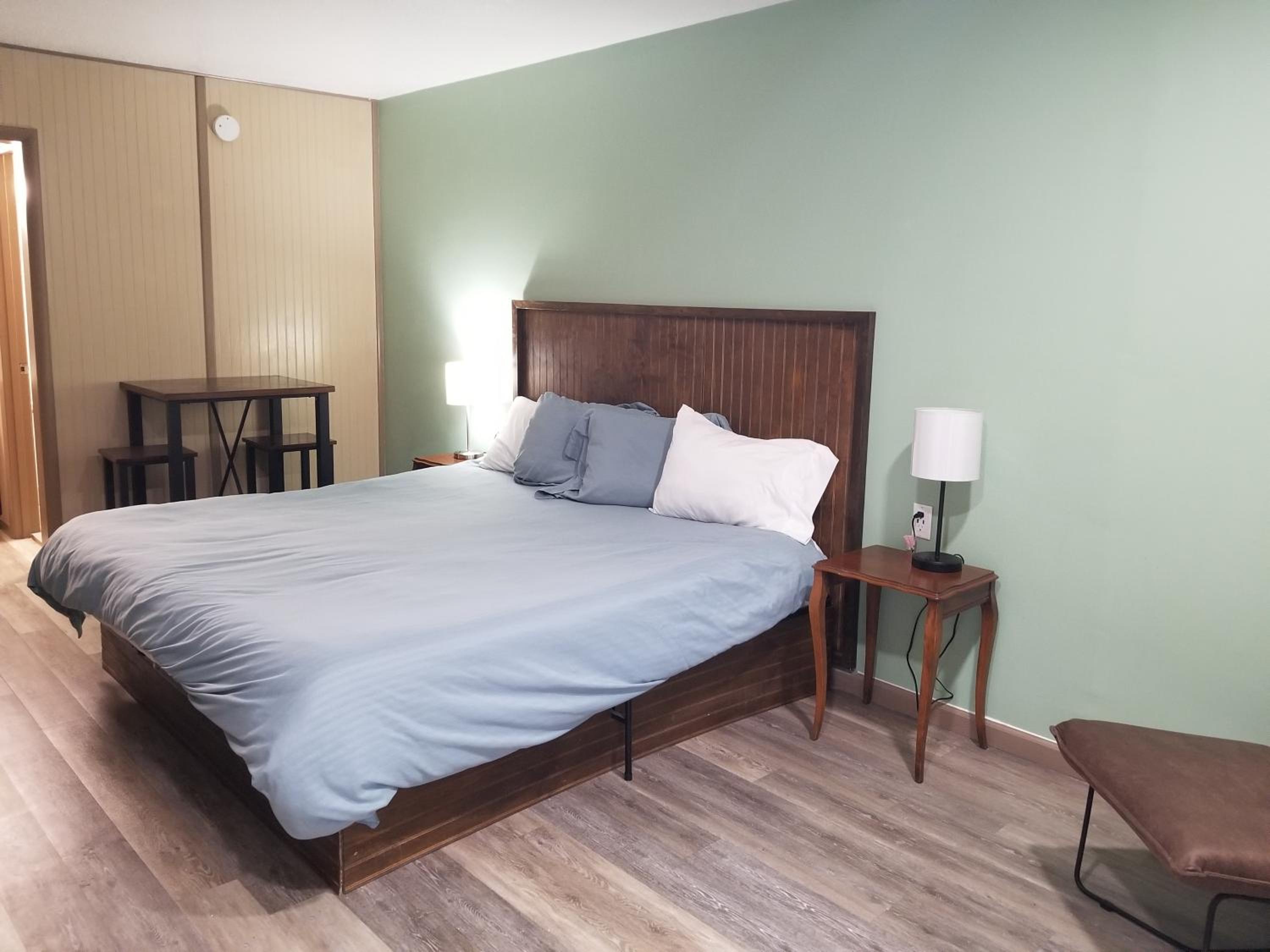 Blue Sky Inn- Complimentary Happy Hour Th-Sun, Veteran owned, Full Breakfast, Best green space, 1 mile from Blue Ridge, Fire Pit view 2