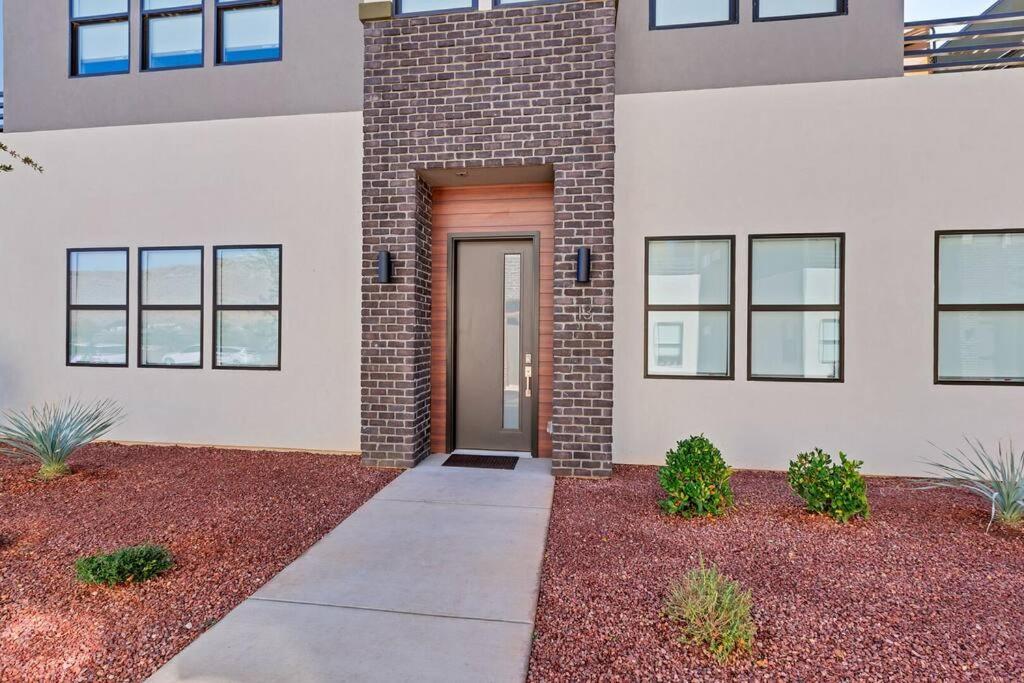 Hotel Villa 18 - 4 Bedroom! Year Round Heated Pool & Hot Tub! Games! Golf! Tennis!