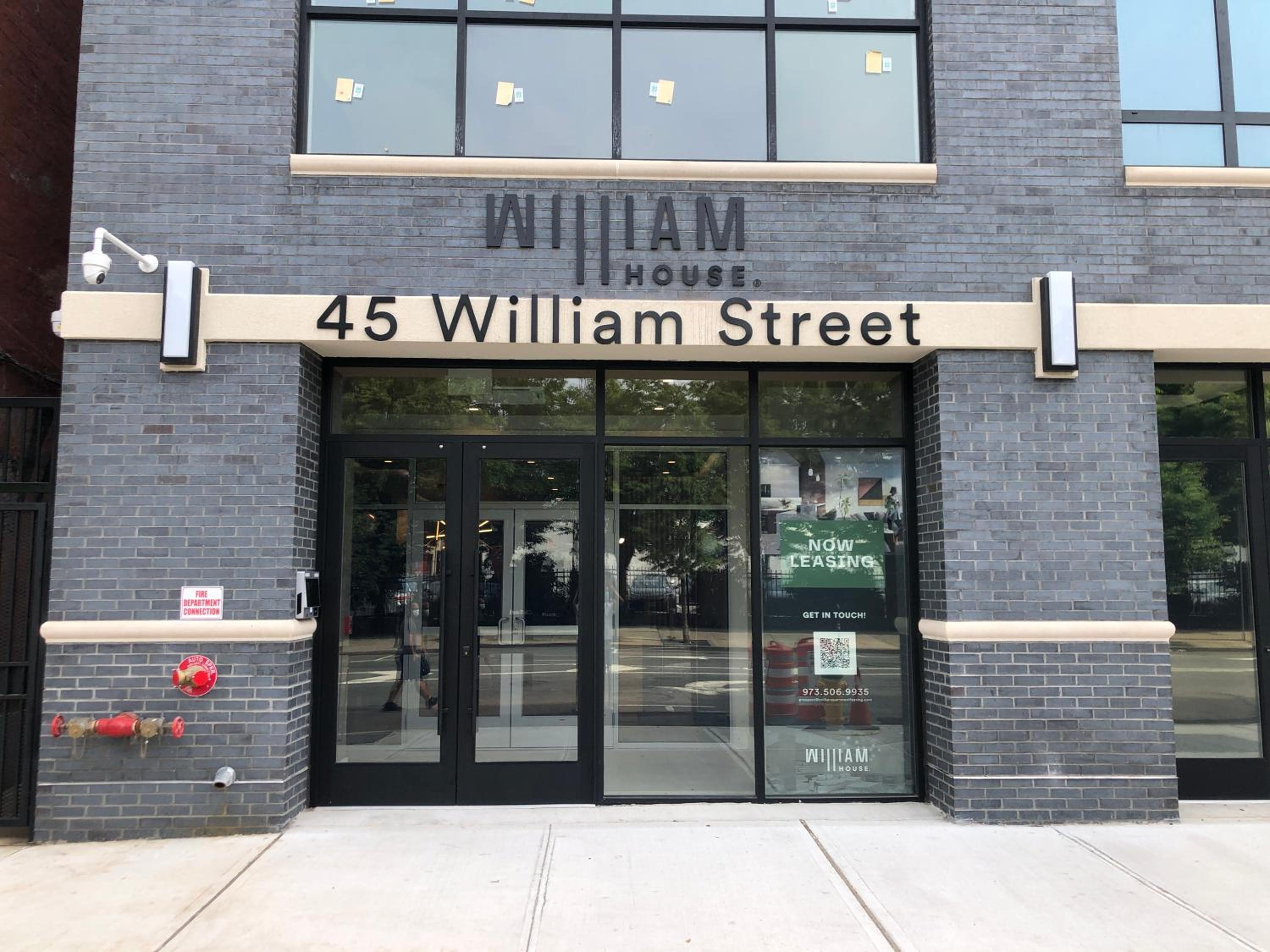 NEW! Vibrant Large Studio Dwntwn 18 Mins to NYC view 2