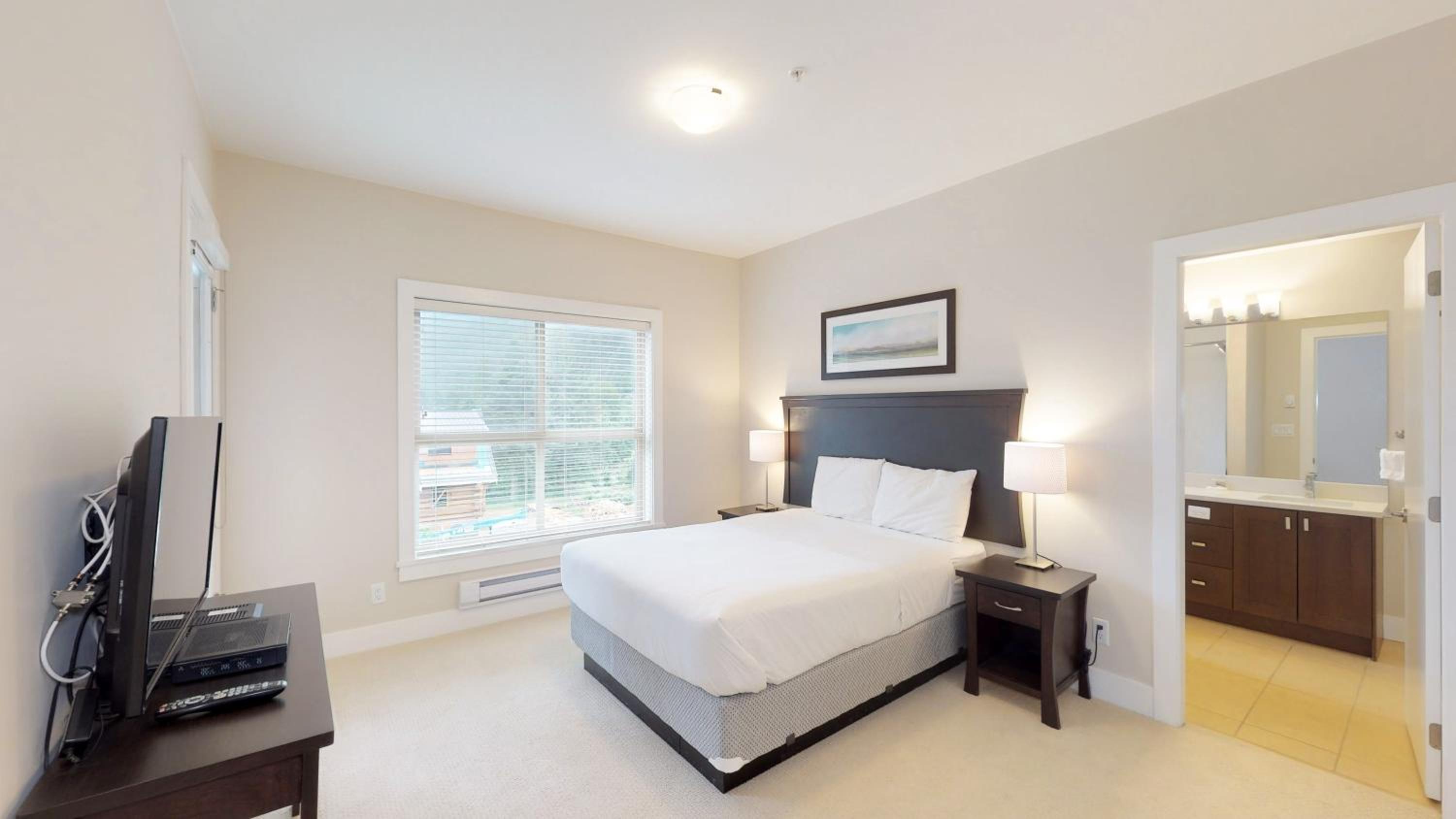 Harrison Lake View Suites - Image 2