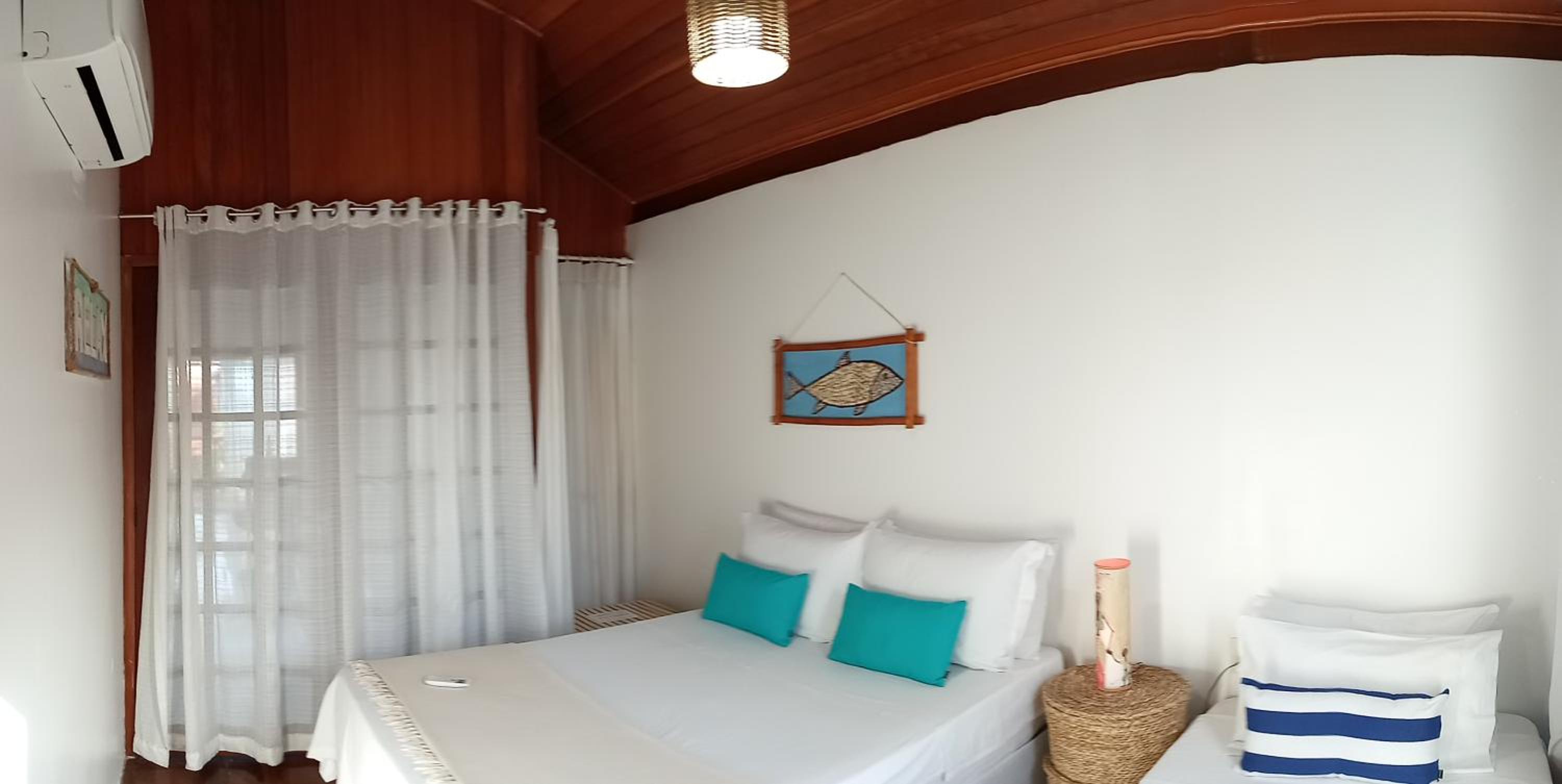 Linda casa com 5 quartos, a poucos metros da praia