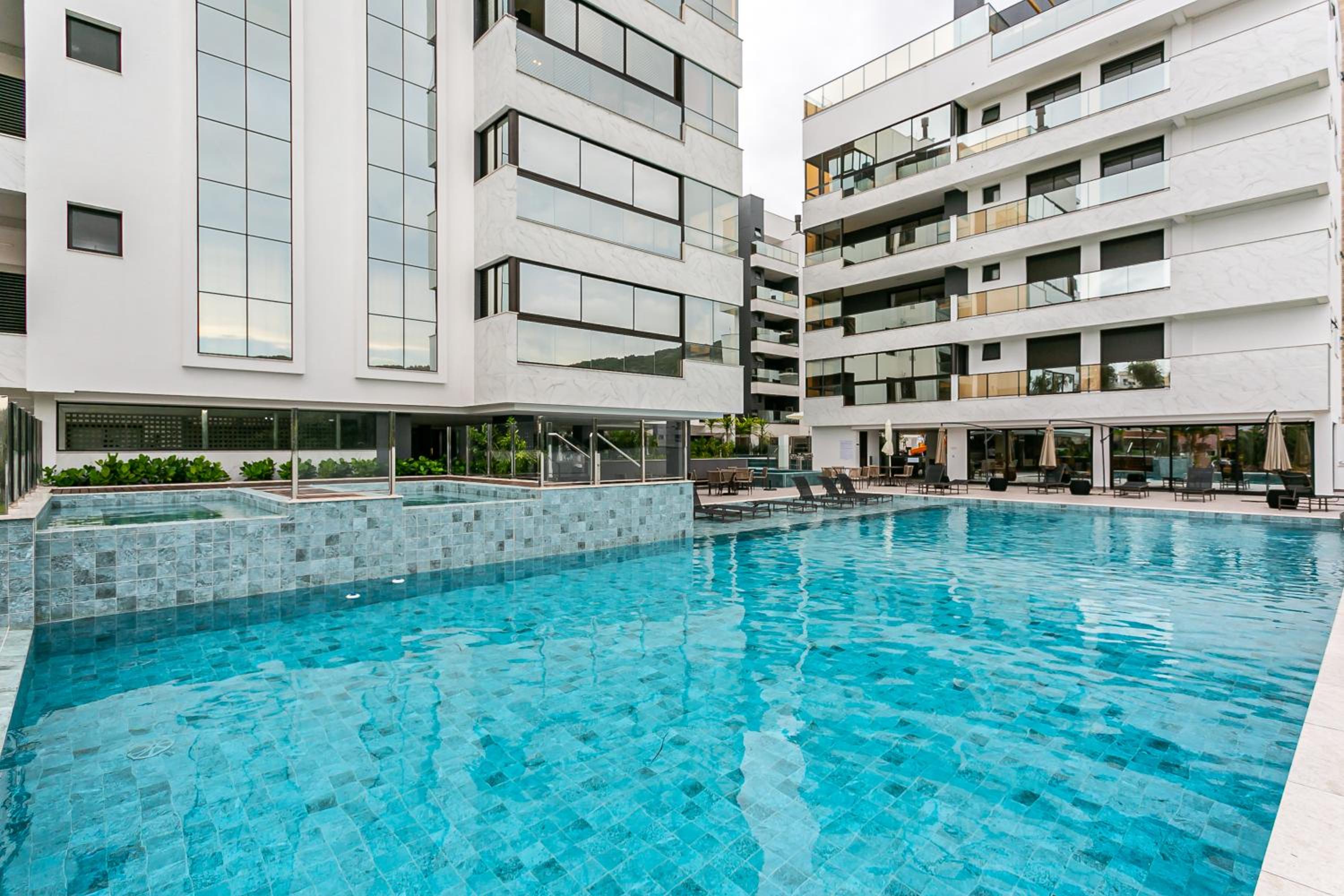 Jacuzzi coberta e aquecida com entrada particular