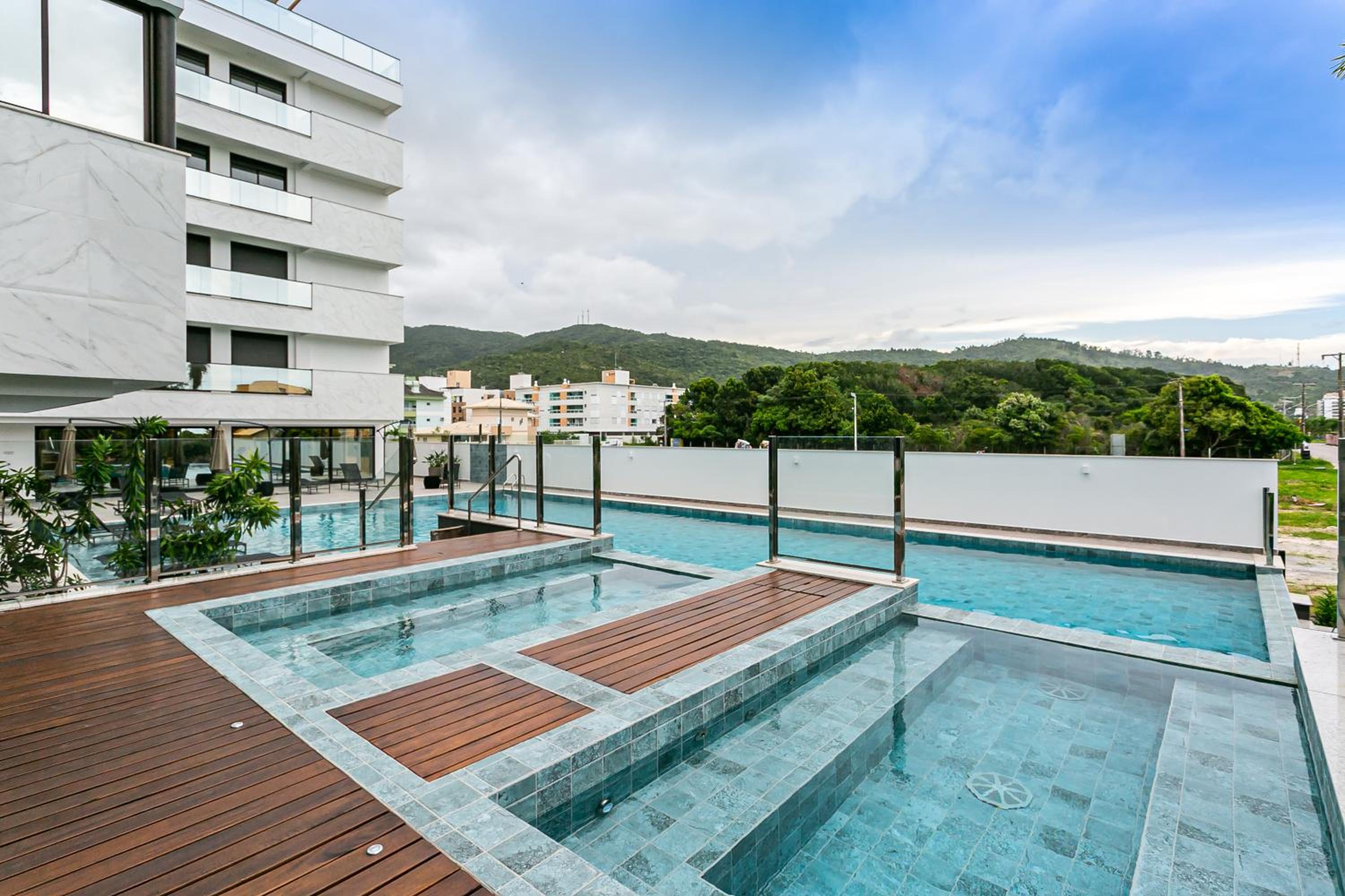 Jacuzzi coberta e aquecida com entrada particular