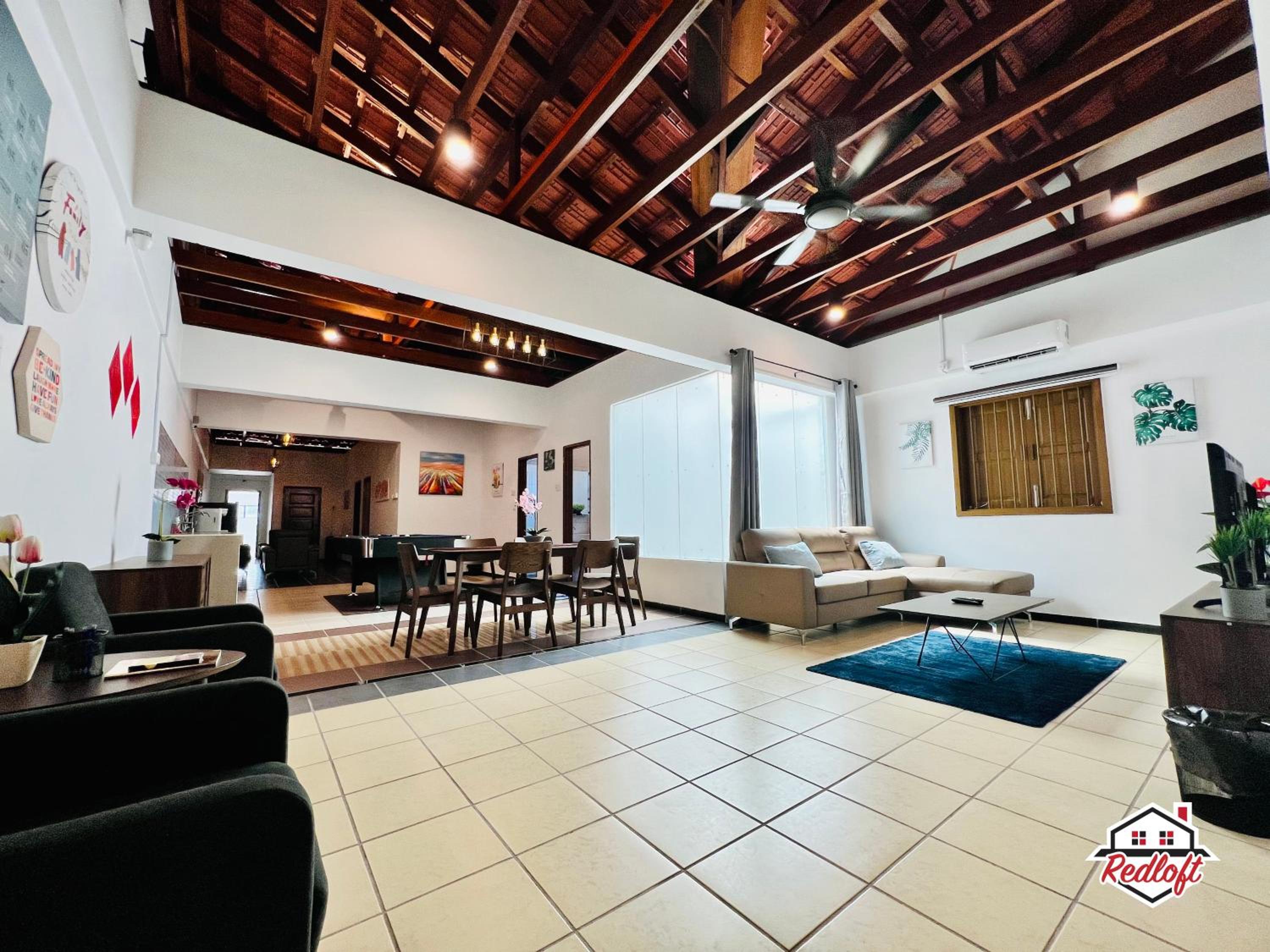 RedLoft - Cozy 4-bedroom loft with free parking and pool table photo 1