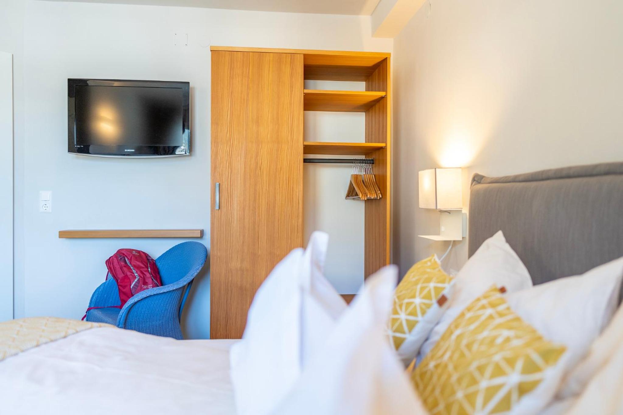Gästehaus Schusser an der Therme, Frühstück, Doppelzimmer und Ferienwohnung