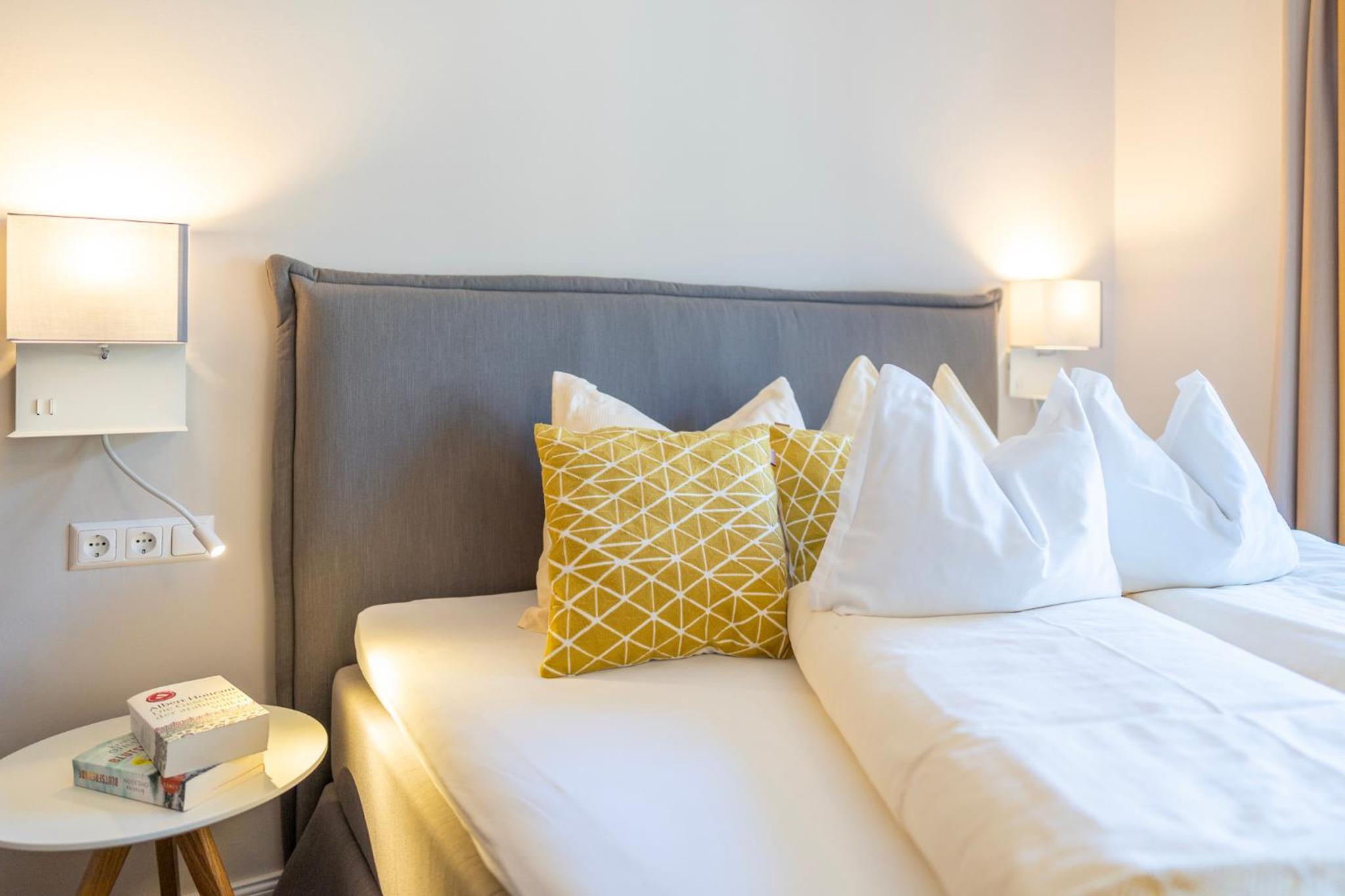 Gästehaus Schusser an der Therme, Frühstück, Doppelzimmer und Ferienwohnung