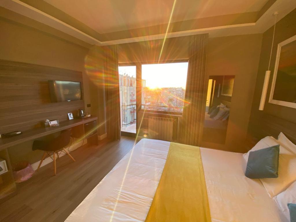 7th Floor Suite