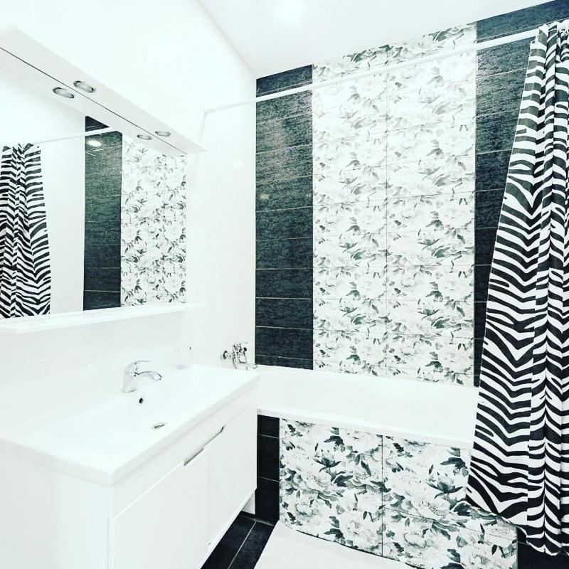 1 room 60m2 center of Obolon near River side. With Terrace. 22 floor view 3