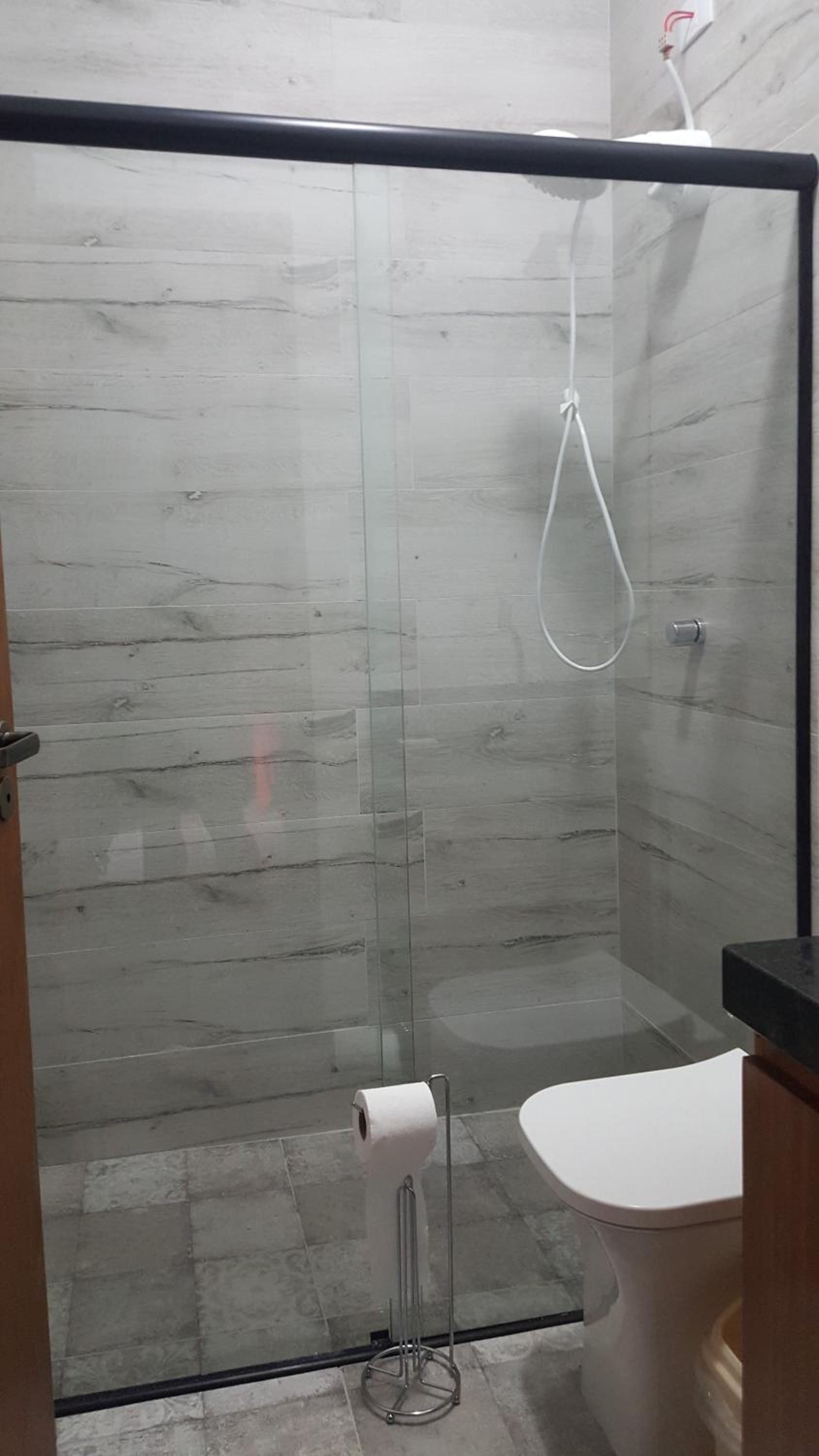 Casa em condômino, com piscina, próxima à serra e ao mar