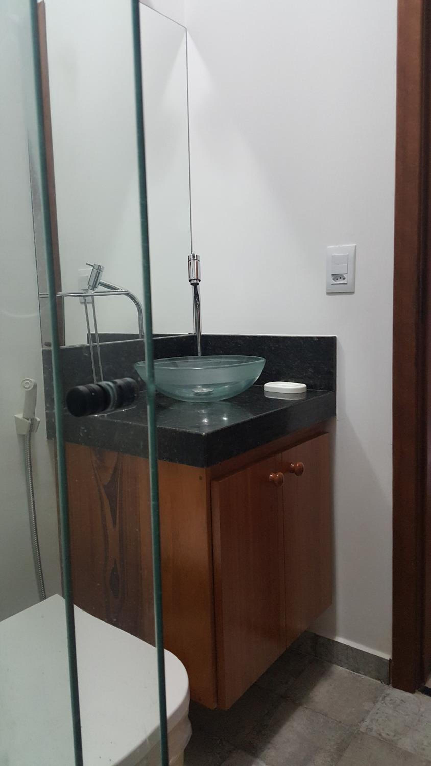 Casa em condômino, com piscina, próxima à serra e ao mar