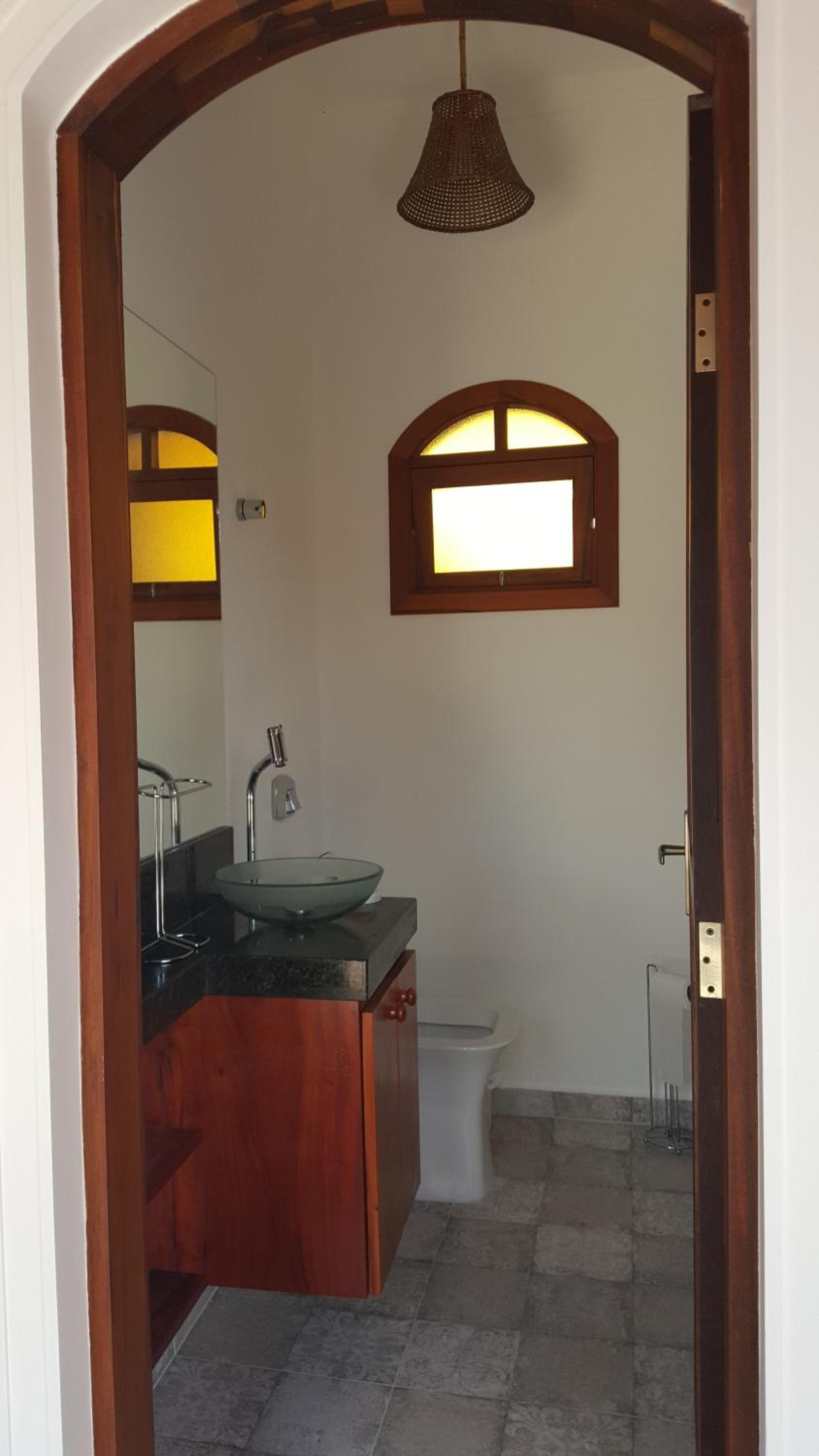 Casa em condômino, com piscina, próxima à serra e ao mar
