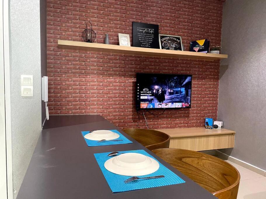 iCity 1Bedroom Apt Near Mall FREE PARKING & WIFI view 3