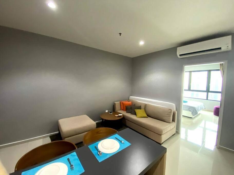 iCity 1Bedroom Apt Near Mall FREE PARKING & WIFI photo 2