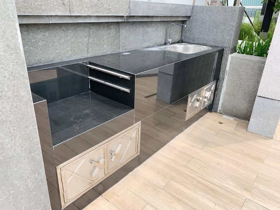 iCity 1Bedroom Apt Near Mall FREE PARKING & WIFI photo 8