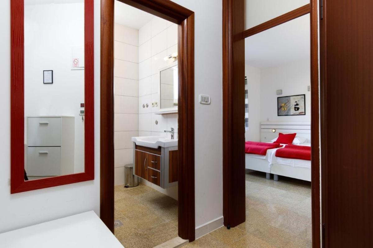 Nice Beach Apartments in Stobrec en Split — hotel room