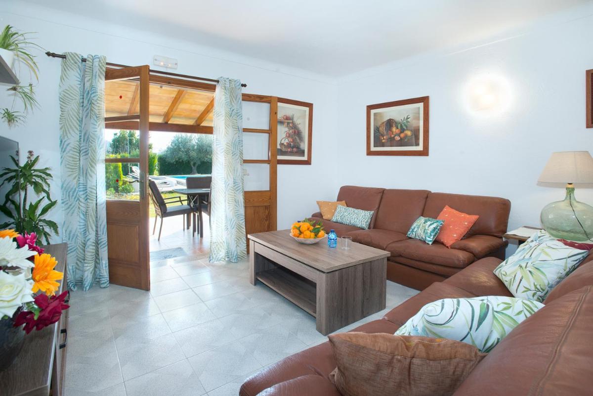 Owl Booking Villa Nadal - Family and Friends view 3