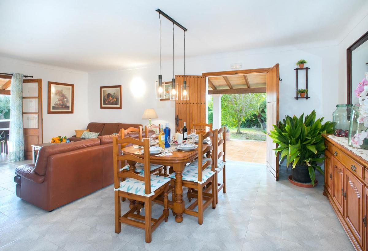 Owl Booking Villa Nadal - Family and Friends view 4